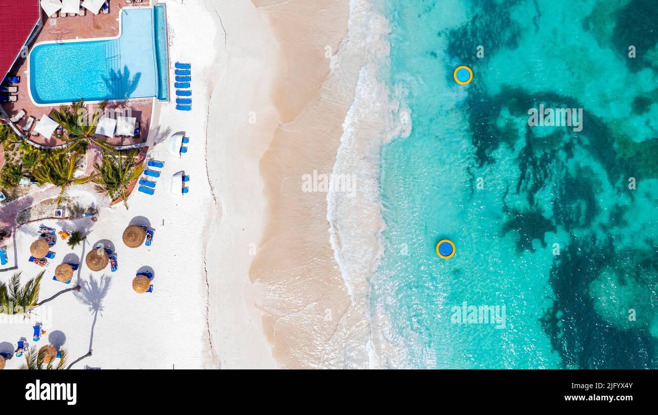 Vista aerea del resort di lusso con piscina su una spiaggia tropicale, Antigua, Isole Leeward, Indie Occidentali, Caraibi, America Centrale Foto Stock