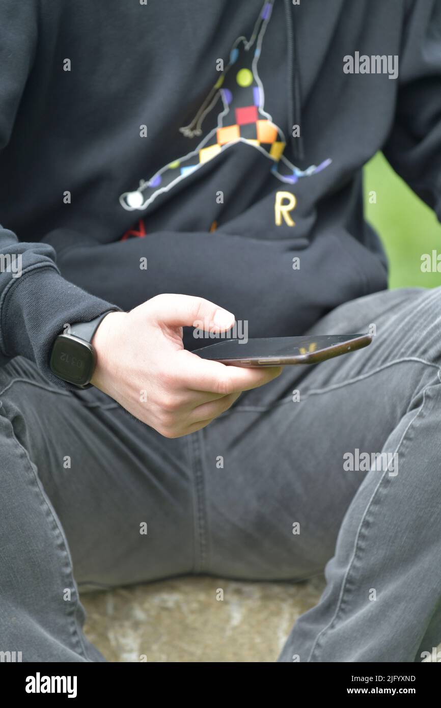 Giovane uomo con il telefono cellulare Foto Stock