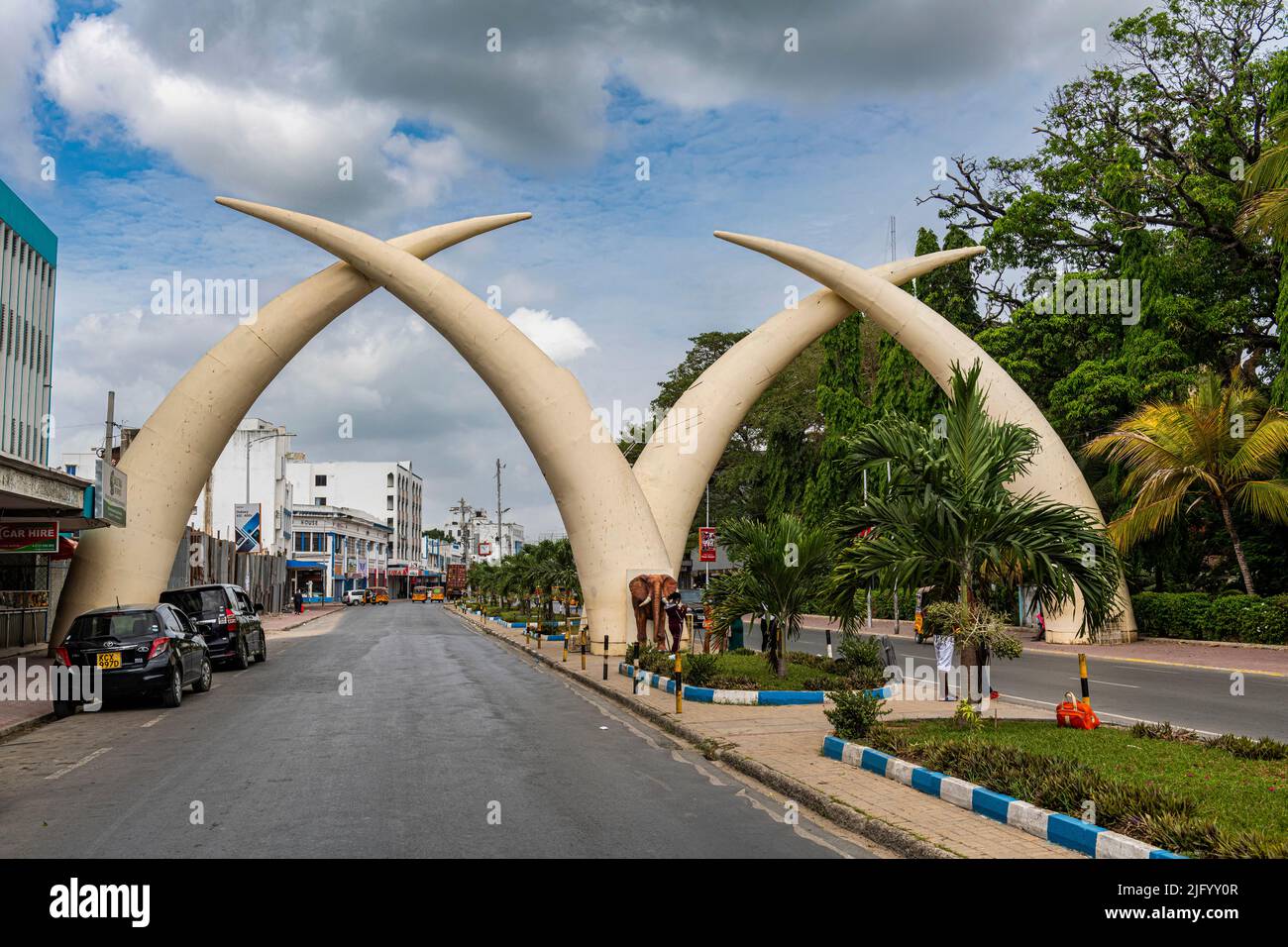 L'elefante si branchia come monumento, Mombasa, Oceano Indiano, Kenya, Africa orientale, Africa Foto Stock