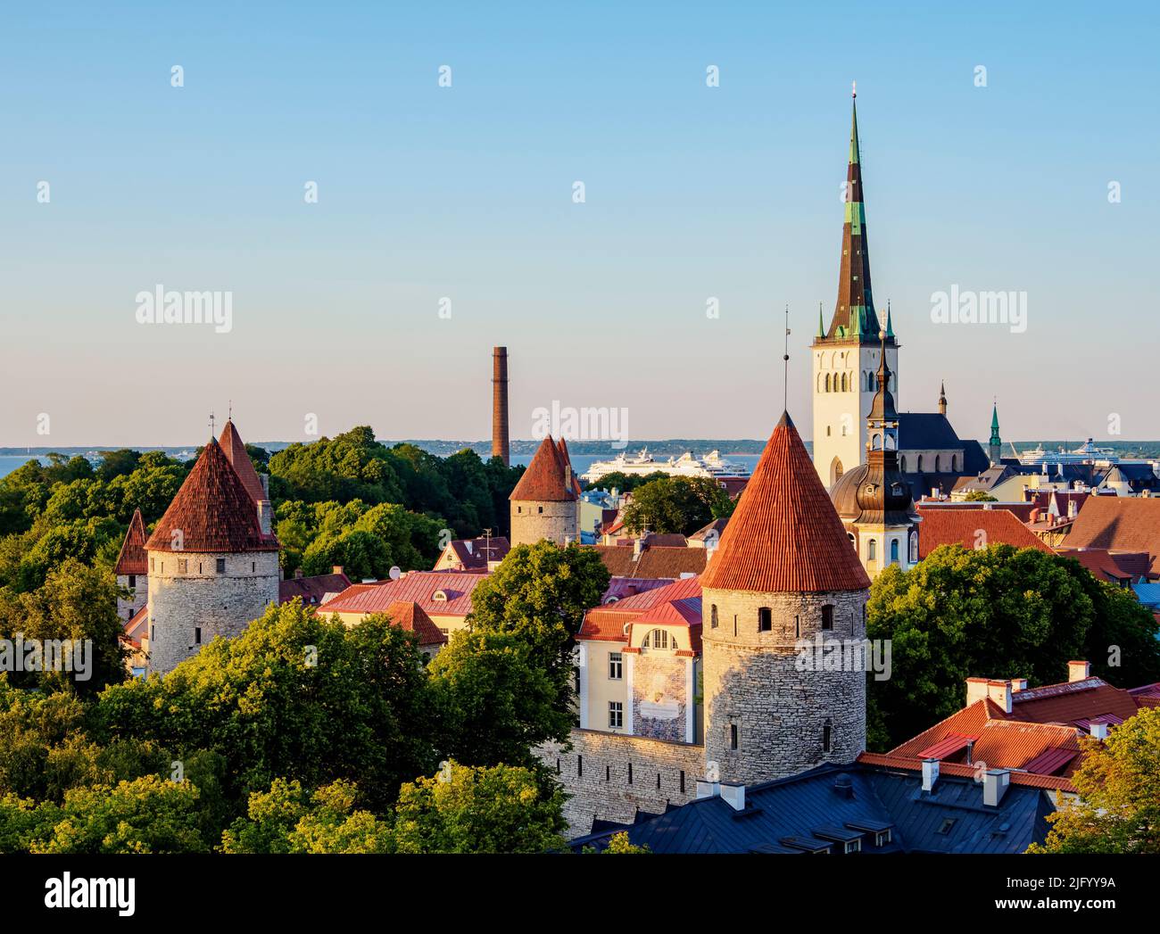 Vista sulla città vecchia verso la chiesa di Sant'OLAF al tramonto, sito patrimonio dell'umanità dell'UNESCO, Tallinn, Estonia, Europa Foto Stock