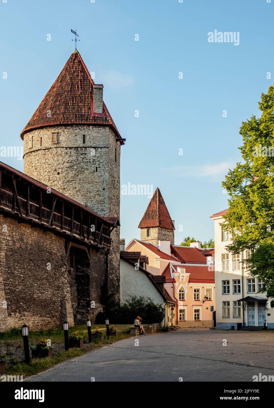 Mura della città vecchia al tramonto, patrimonio dell'umanità dell'UNESCO, Tallinn, Estonia, Europa Foto Stock