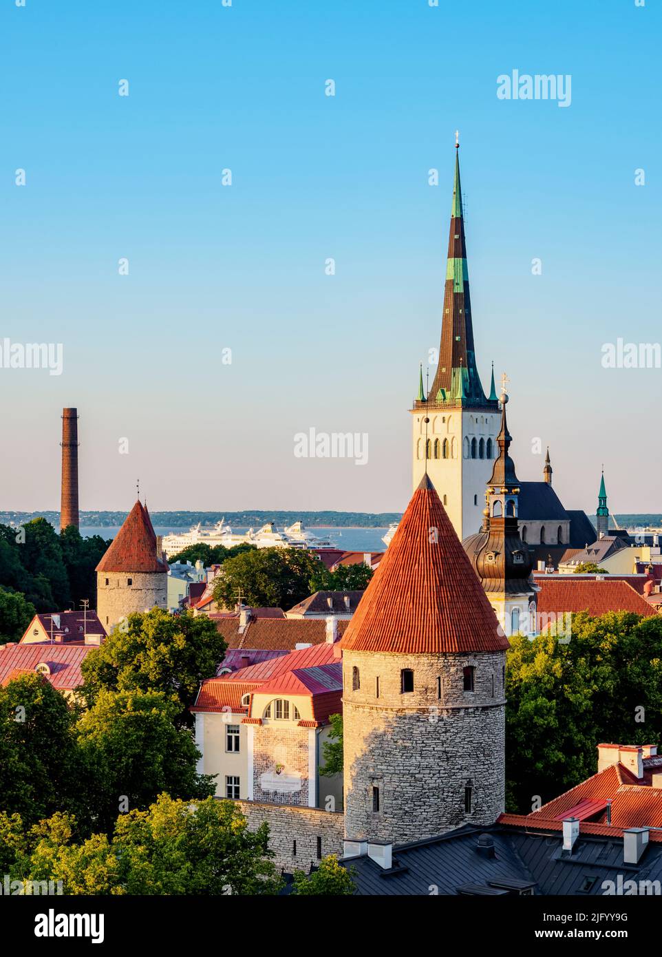 Vista sulla città vecchia verso la chiesa di Sant'OLAF al tramonto, sito patrimonio dell'umanità dell'UNESCO, Tallinn, Estonia, Europa Foto Stock