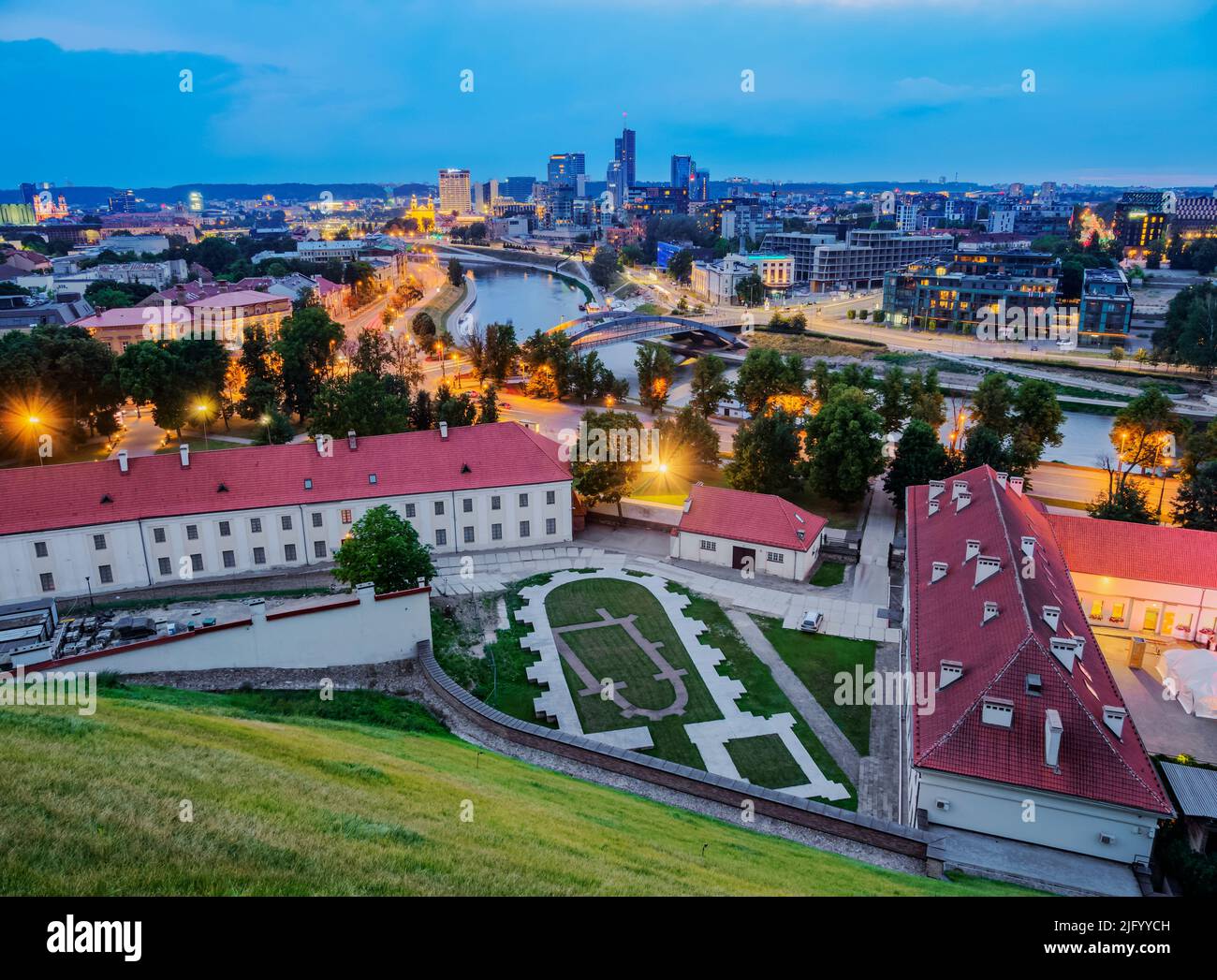 Vista sul fiume Neris verso Snipiskes, New City Center, tramonto, Vilnius, Lituania, Europa Foto Stock