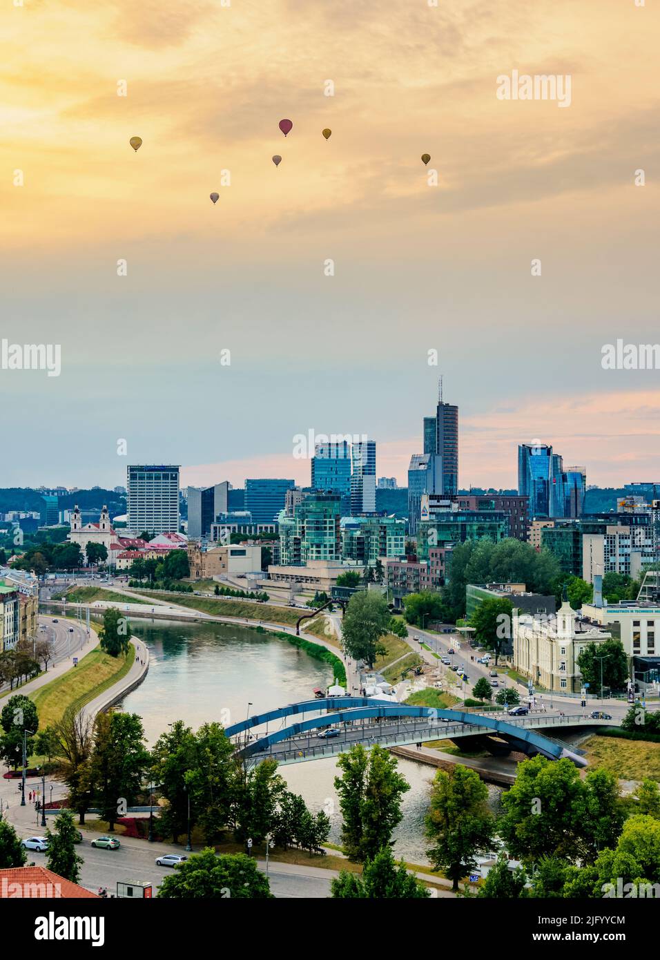 Vista sul fiume Neris verso Snipiskes, New City Center, Sunset, Vilnius, Lituania, Europa Foto Stock