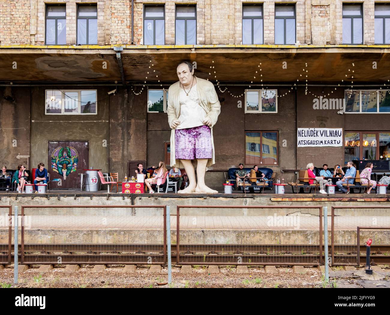 Statua di Tony Soprano alla stazione ferroviaria, Vilnius, Lituania, Europa Foto Stock