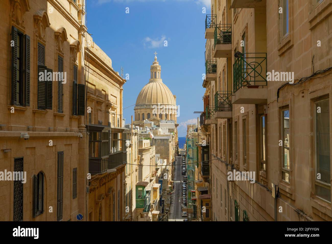 La cupola della Basilica di nostra Signora del Monte Carmelo (Bazilika Santwarju tal-Madonna tal-Karmnu), oltre le case maltesi, la Valletta, Malta, Mediterraneo Foto Stock