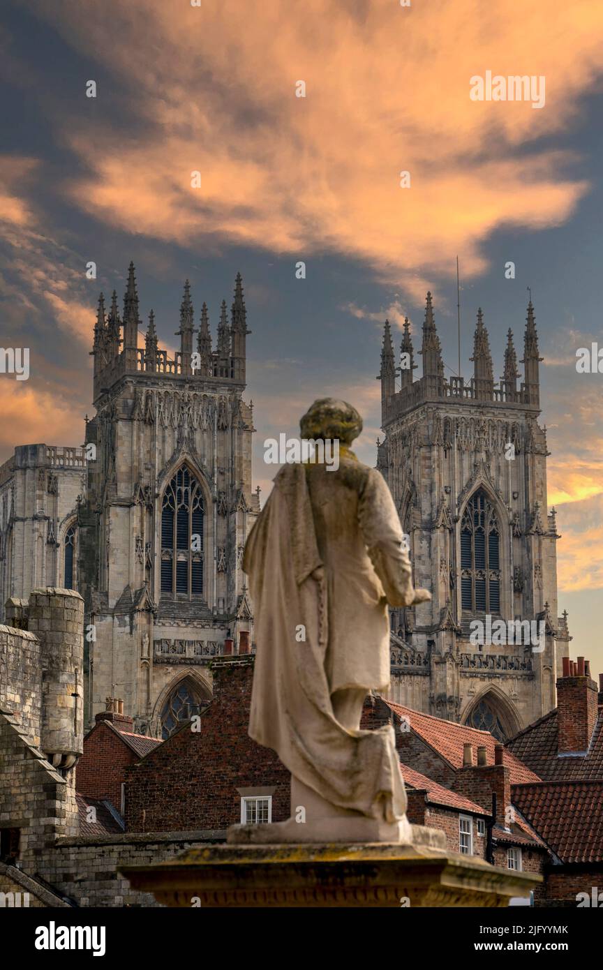 York Minster West Bell Towers e Bootham Bar visto da St. Leonards Place, York, Yorkshire, Inghilterra, Regno Unito, Europa Foto Stock