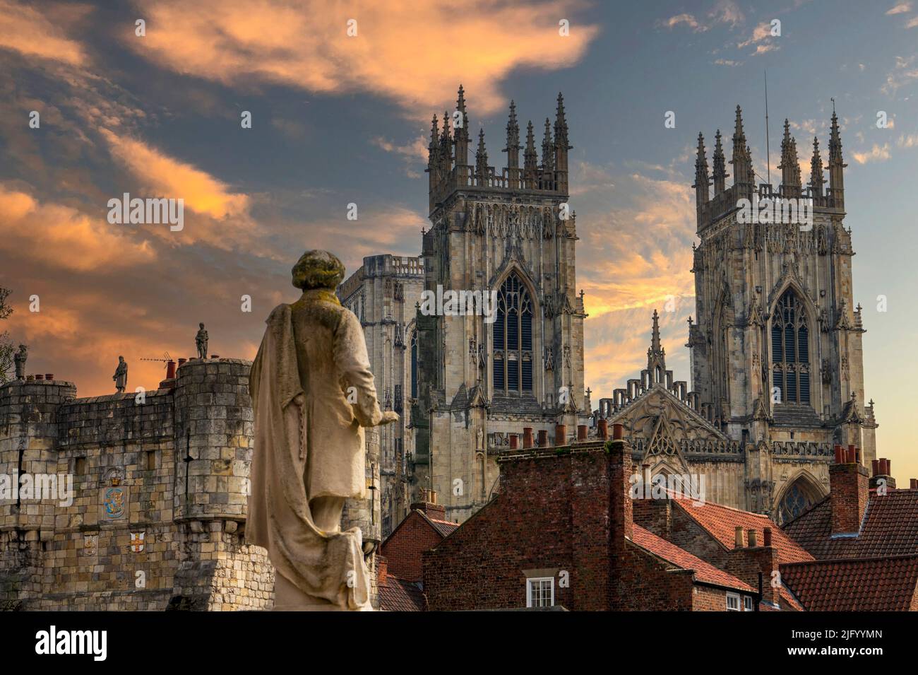York Minster West Bell Towers e Bootham Bar da St. Leonards Place, York, Yorkshire, Inghilterra, Regno Unito, Europa Foto Stock
