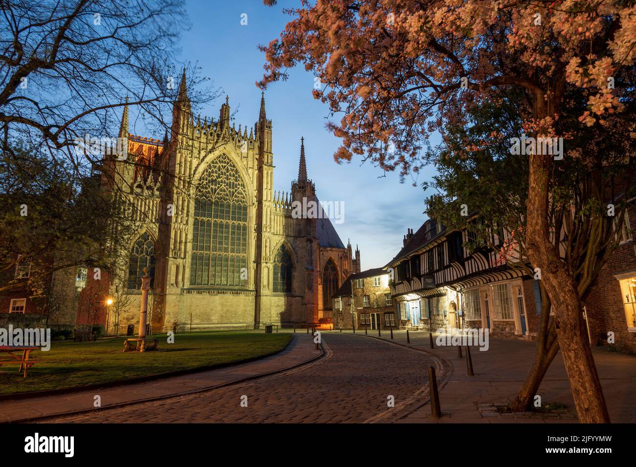 College Street con York Minster di notte, City of York, Yorkshire, Inghilterra, Regno Unito, Europa Foto Stock