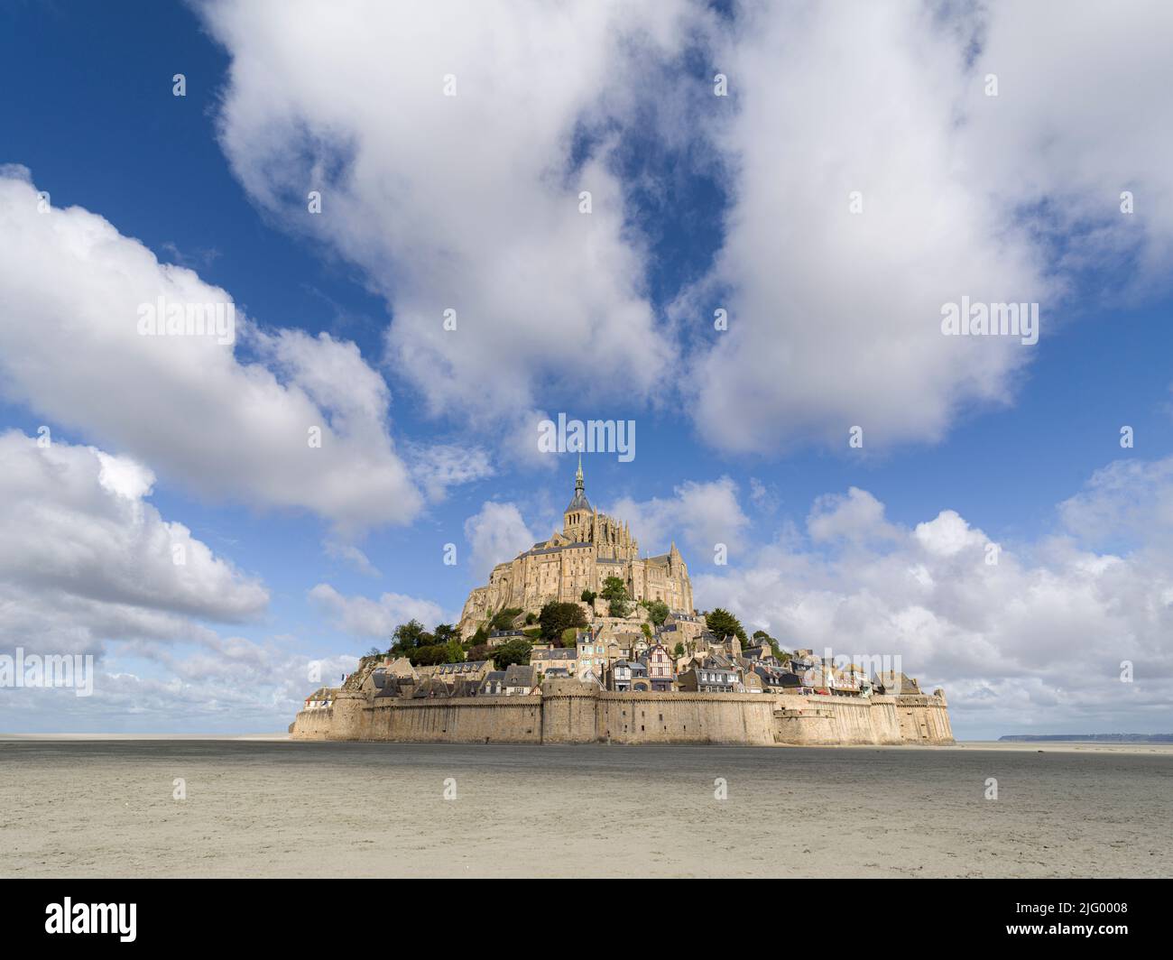 Mont Saint Michel, patrimonio mondiale dell'UNESCO, in bassa marea con un cielo blu con le nuvole, Normandia, Francia, Europa Foto Stock