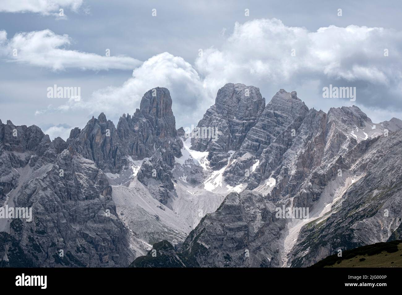 Monte Cristallo con un po' di neve e un cielo con alcune nuvole, Dolomiti, Veneto, Italia, Europa Foto Stock