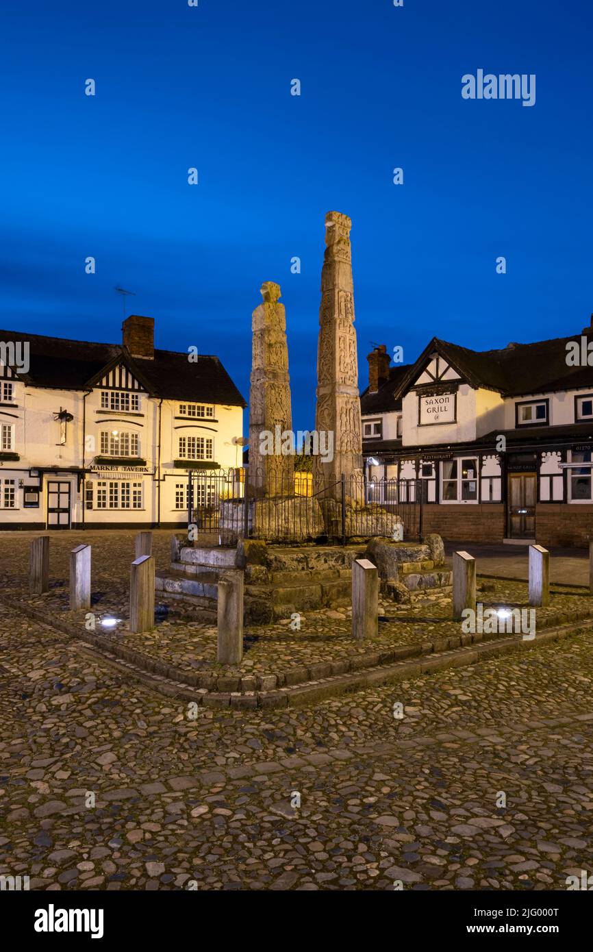 L'antica Saxon attraversa di notte il mercato, Sandbach, Cheshire, Inghilterra, Regno Unito, Europa Foto Stock