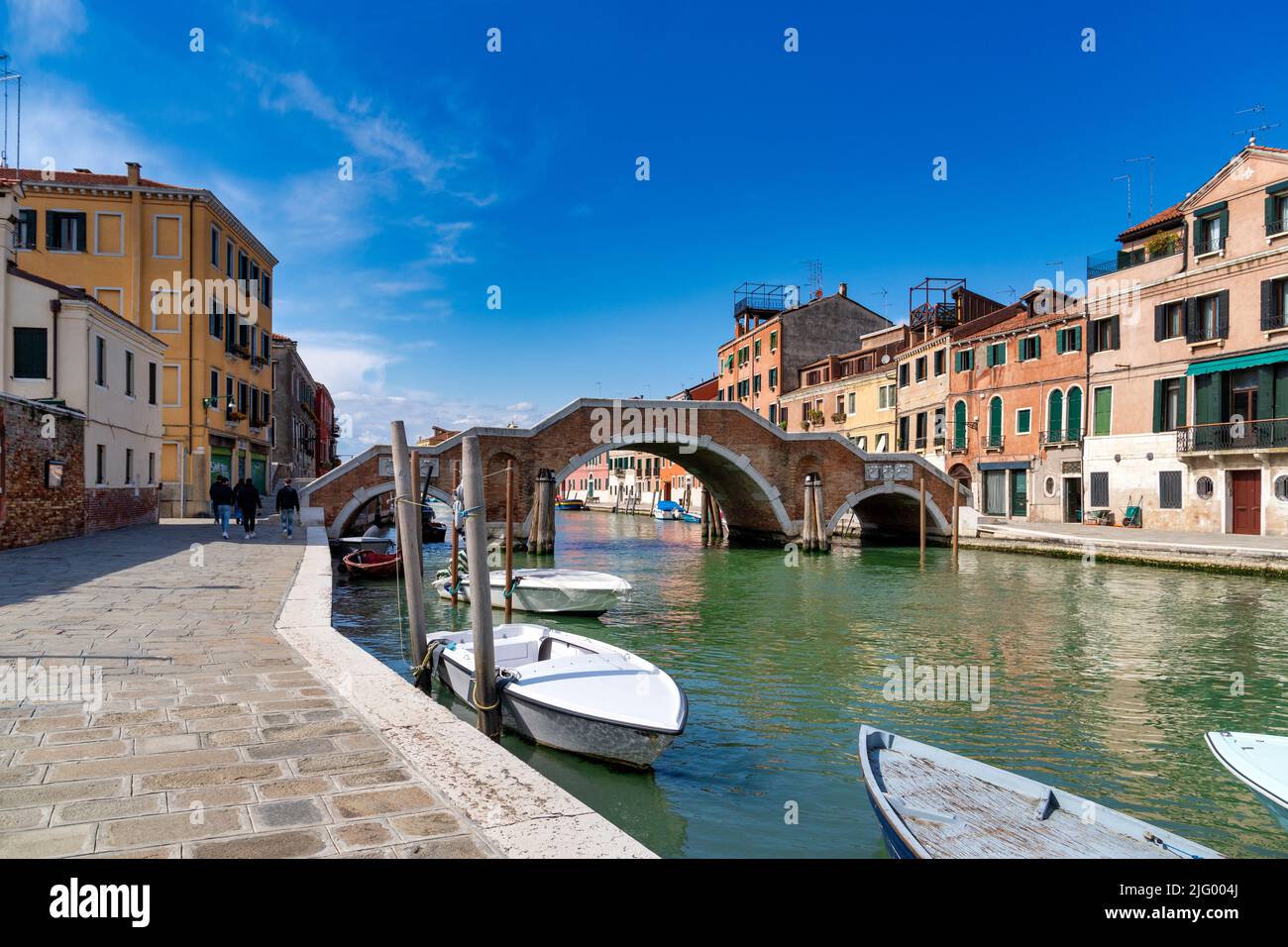 Il caratteristico ponte di tre archi, Sestiere Cannaregio, Venezia, Patrimonio dell'Umanità dell'UNESCO, Veneto, Italia, Europa Foto Stock
