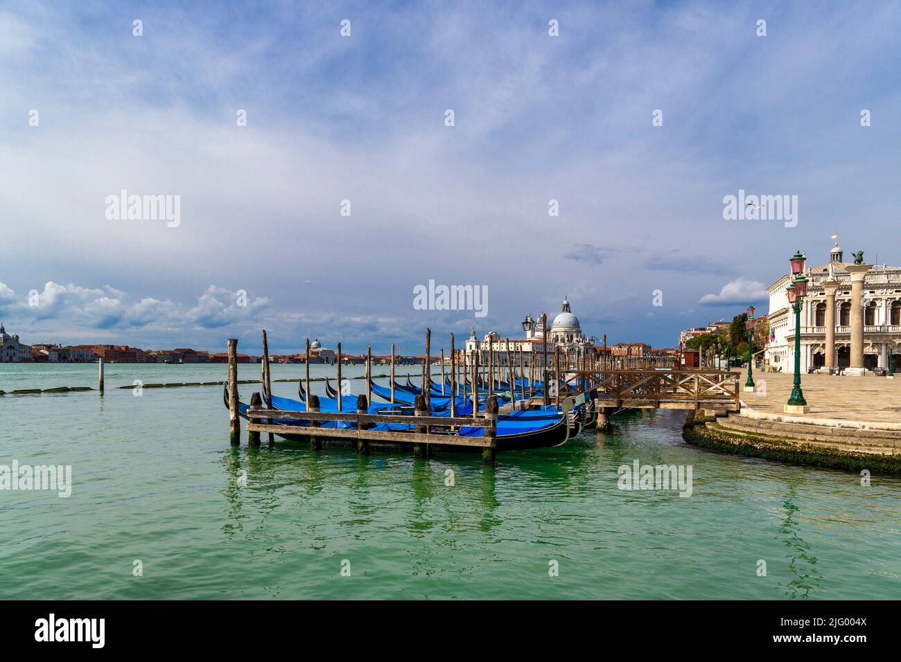 Vista della laguna veneta con gondole ormeggiate sul Canal Grande, Riva degli Schiavoni, Venezia, Patrimonio dell'Umanità dell'UNESCO, Veneto, Italia, Europa Foto Stock