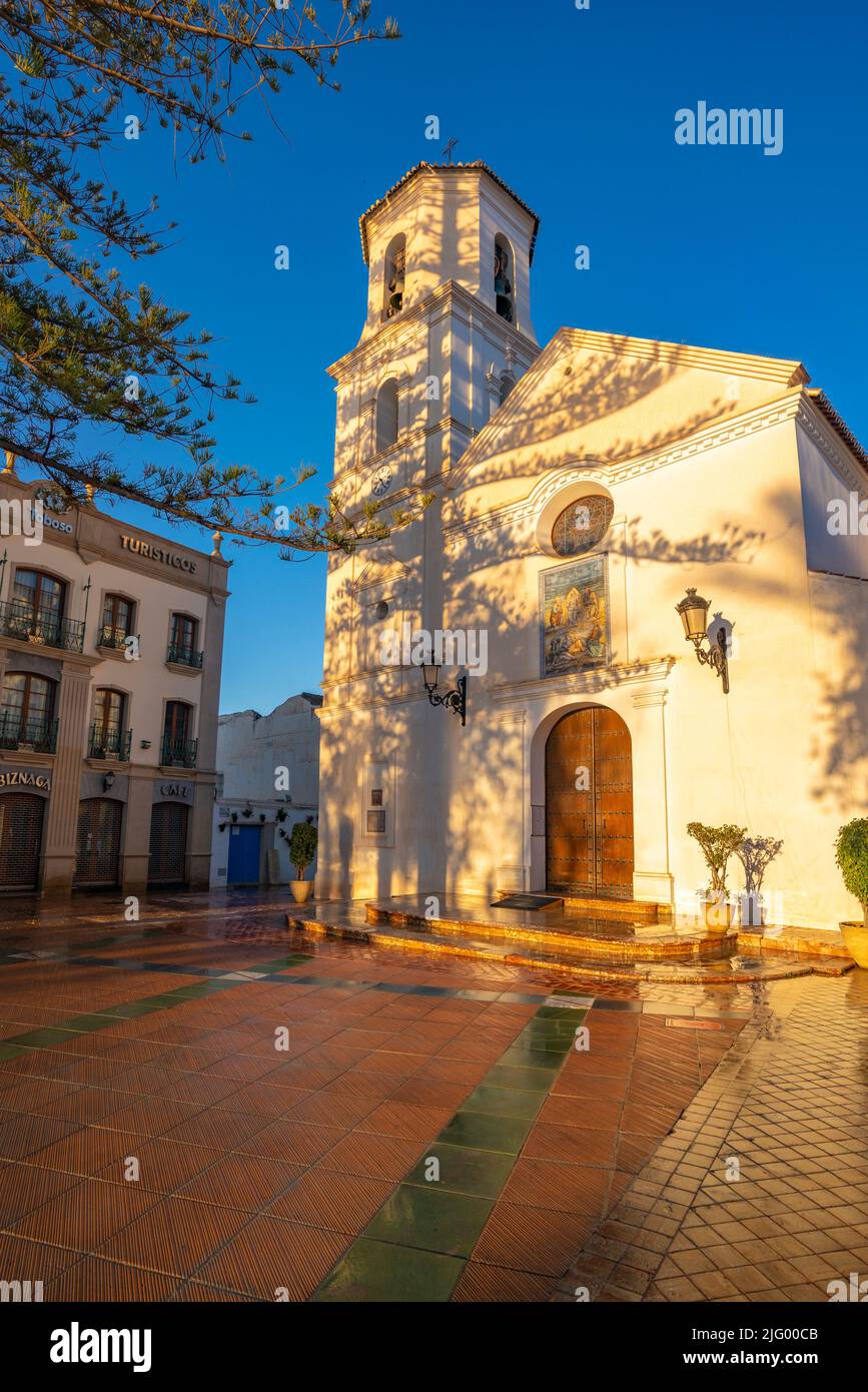 Vista della Chiesa di Iglesia de El Salvador all'alba a Nerja, Costa del Sol, Provincia di Malaga, Andalusia, Spagna, Mediterraneo, Europa Foto Stock