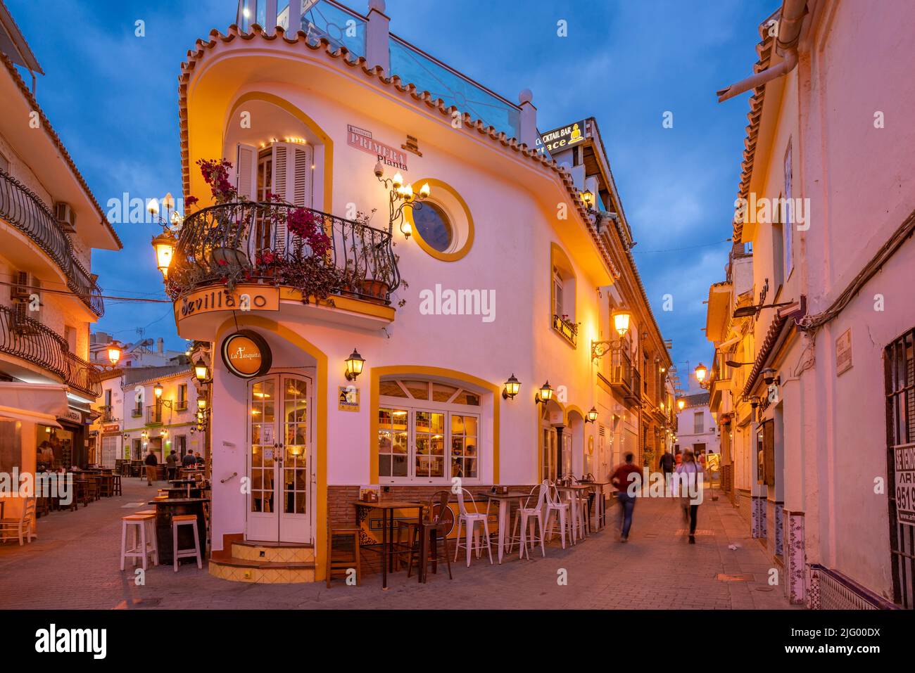 Vista del caffè e ristorante nel centro storico di Nerja al tramonto, Nerja, Costa del Sol, provincia di Malaga, Andalusia, Spagna, Mediterraneo, Europa Foto Stock