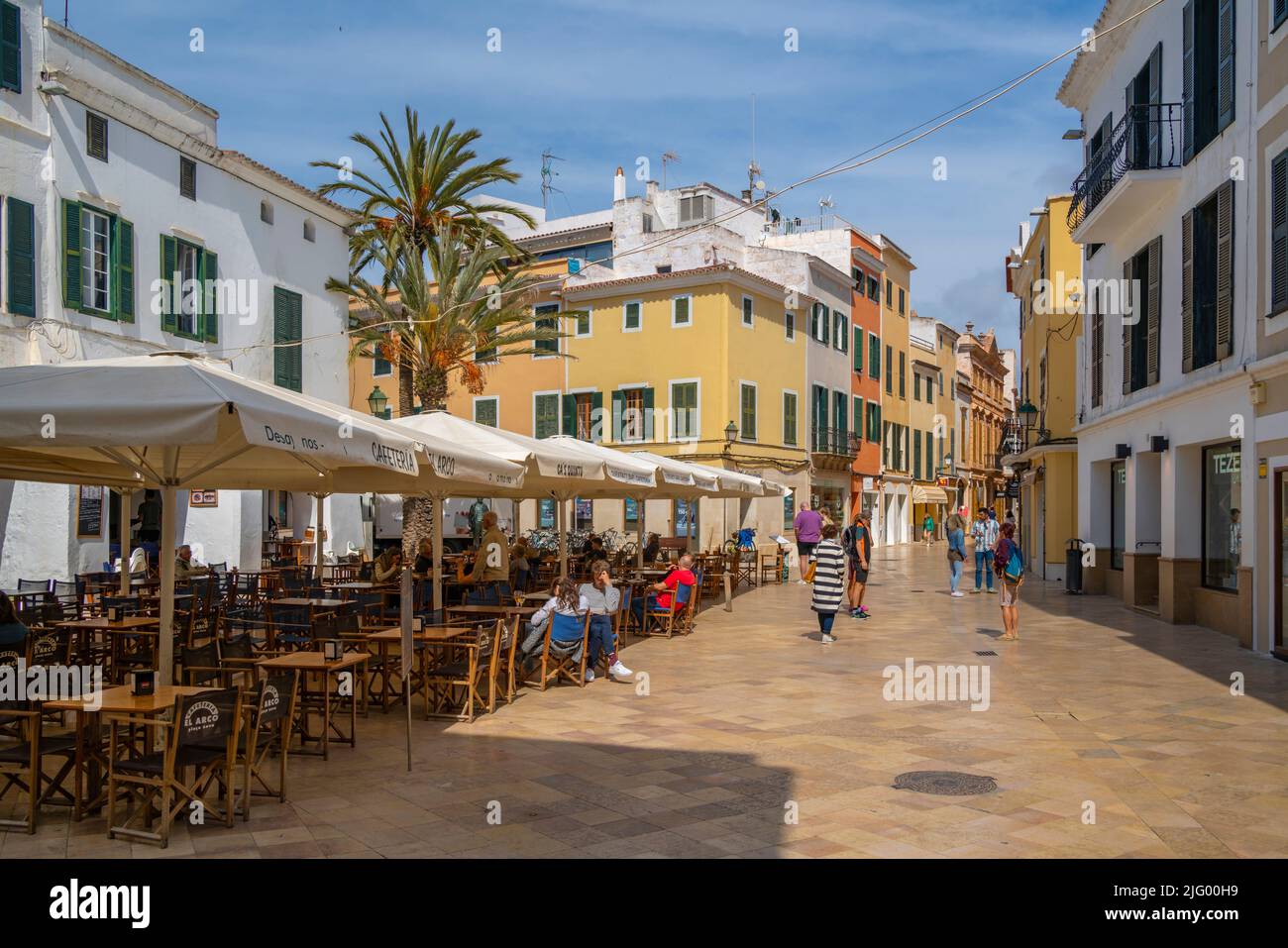 Vista del ristorante e caffè in piazza nel centro storico, Ciutadella, Minorca, Isole Baleari, Spagna, Mediterraneo, Europa Foto Stock