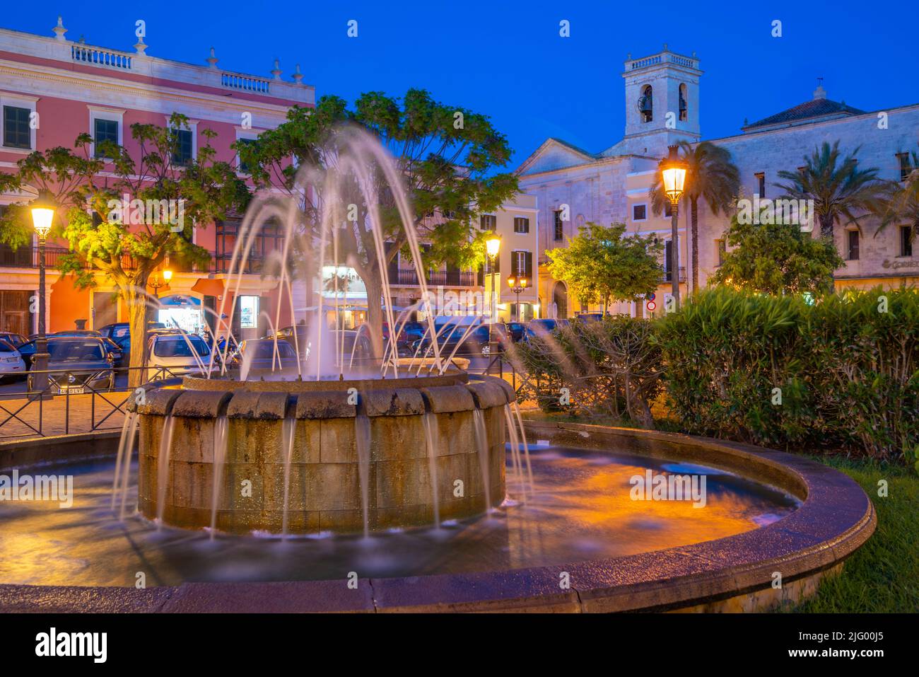 Vista della fontana e del campanile della chiesa a Placa des Born at Dusk, Ciutadella, Menorca, Isole Baleari, Spagna, Mediterraneo, Europa Foto Stock