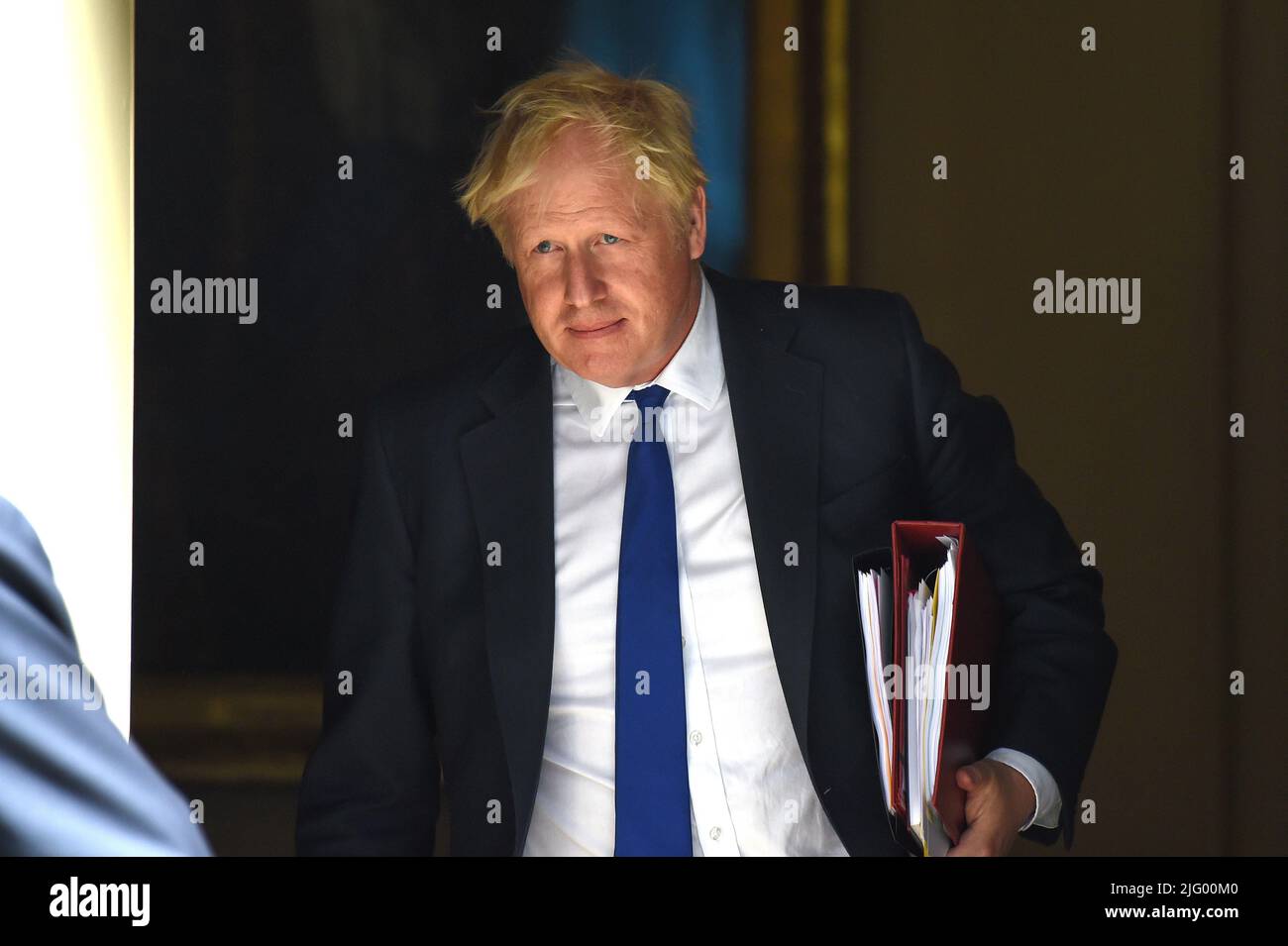 Londra, Regno Unito. 06th luglio 2022. Londra UK 6th luglio 2022Prime il Ministro Boris Johnson lascia No.10 Downing Street a capo per la sua domanda settimanale dei primi Ministri a Westminster, mentre cresce la pressione su di lui per dimettersi dal suo ufficio a seguito delle dimissioni del Cancelliere Rishi Sunak e del Segretario della Sanità Sajid Javid dal suo gabinetto. Credit: MARTIN DALTON/Alamy Live News Foto Stock