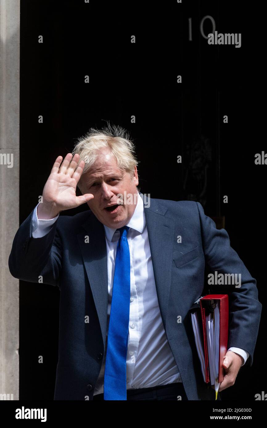 Londra, Regno Unito. 6 luglio 2022. Boris Johnson, primo Ministro, lascia 10 Downing Street per le domande del primo Ministro (PMQ) alla Camera dei Comuni, il giorno dopo che Rishi Sunak e Sajid Javid si sono dimessi rispettivamente come Cancelliere dello scacchiere e Segretario della Sanità. Credit: Stephen Chung / Alamy Live News Foto Stock