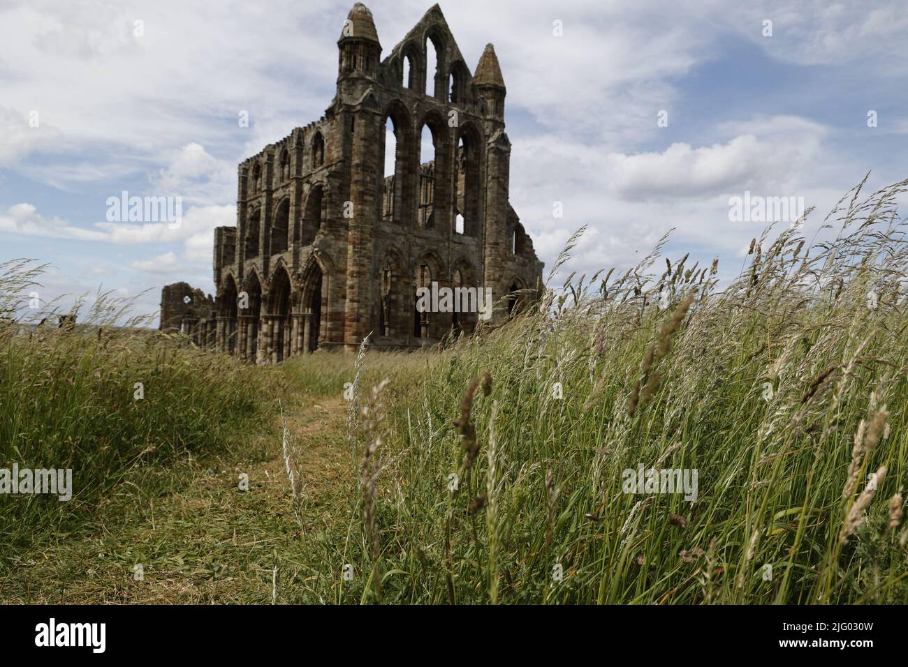 Whitby Abbey rovine su East Cliff headland, Whitby, Yorkshire, Inghilterra, Regno Unito Foto Stock