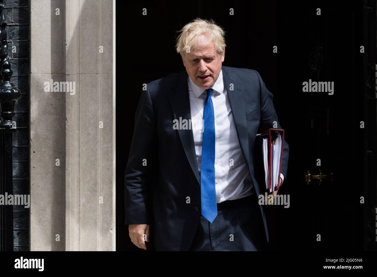 Londra, Regno Unito. 6th luglio 2022. Il primo ministro britannico Boris Johnson lascia 10 Downing Street per le Camere del Parlamento per partecipare alle interrogazioni settimanali del primo ministro seguite da una comparsa di fronte al Comitato di collegamento. Ieri sono state rassegnate dal governo le dimissioni del Cancelliere Rishi Sunak e del Segretario alla Sanità Sajid Javid per la nomina di Chris Pincher come vice capo a frusta da parte del primo ministro Boris Johnson, nonostante fosse stato informato di una denuncia di cattiva condotta contro il deputato nel 2019. Credit: Wiktor Szymanowicz/Alamy Live News Foto Stock