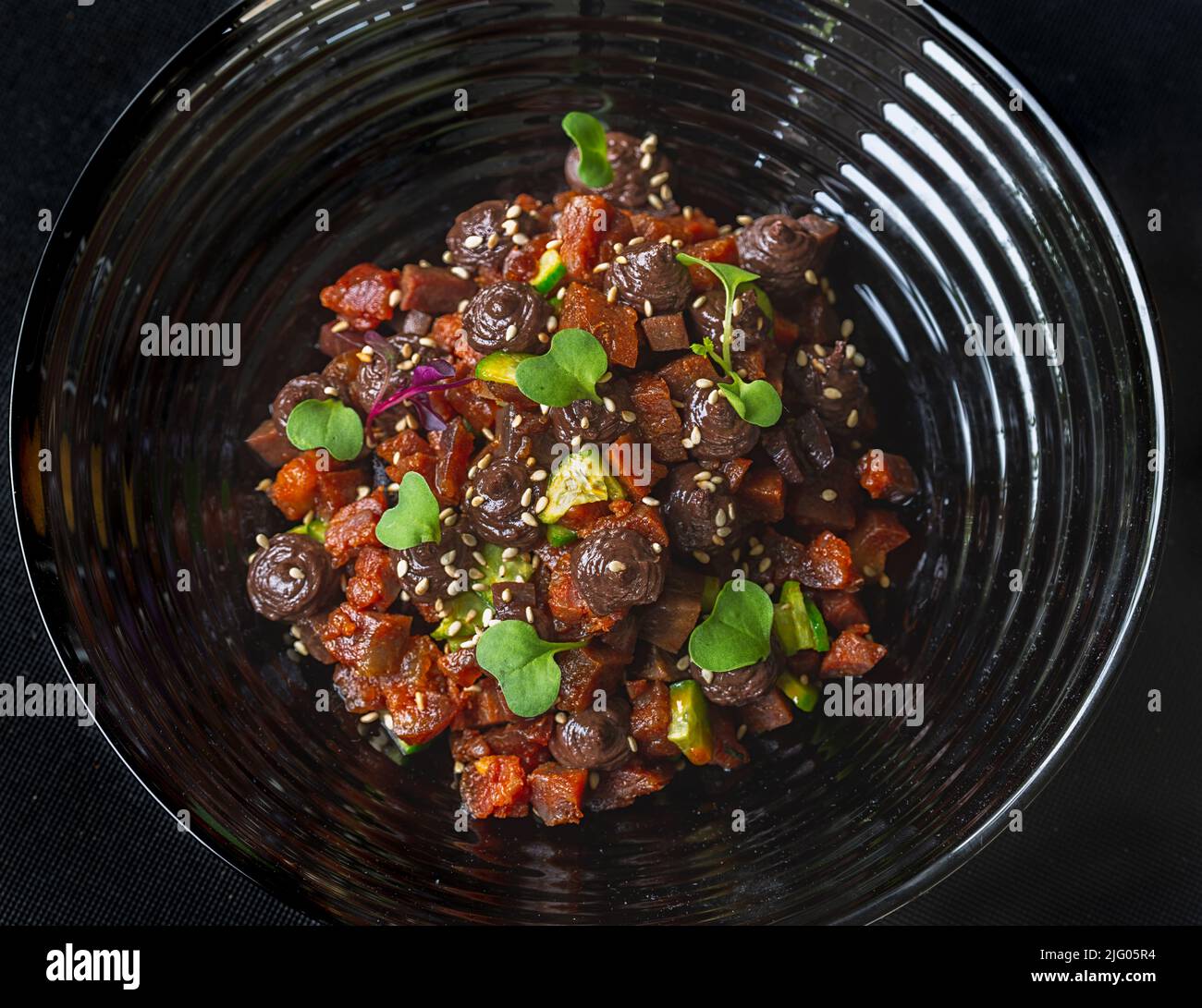 Crema di salsiccia di sangue e tartare secco di chorizo temperato Foto Stock