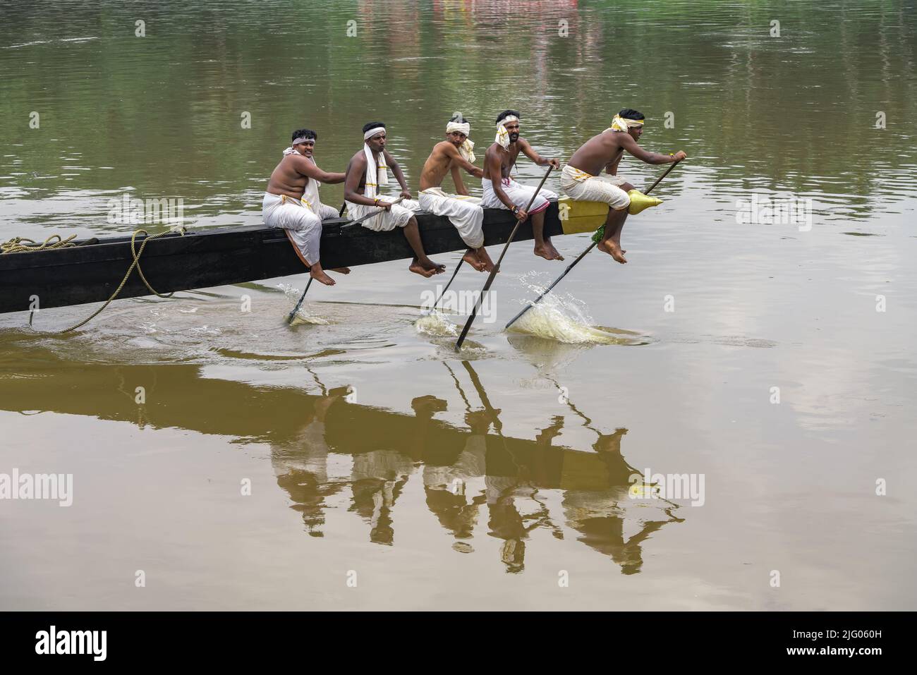 Aranmula ,7 settembre 2017: Riflessione dei partecipanti pratica canottaggio su Snake Boat per la gara annuale sul fiume Santo Pampa Aranmula, Kerala, Foto Stock