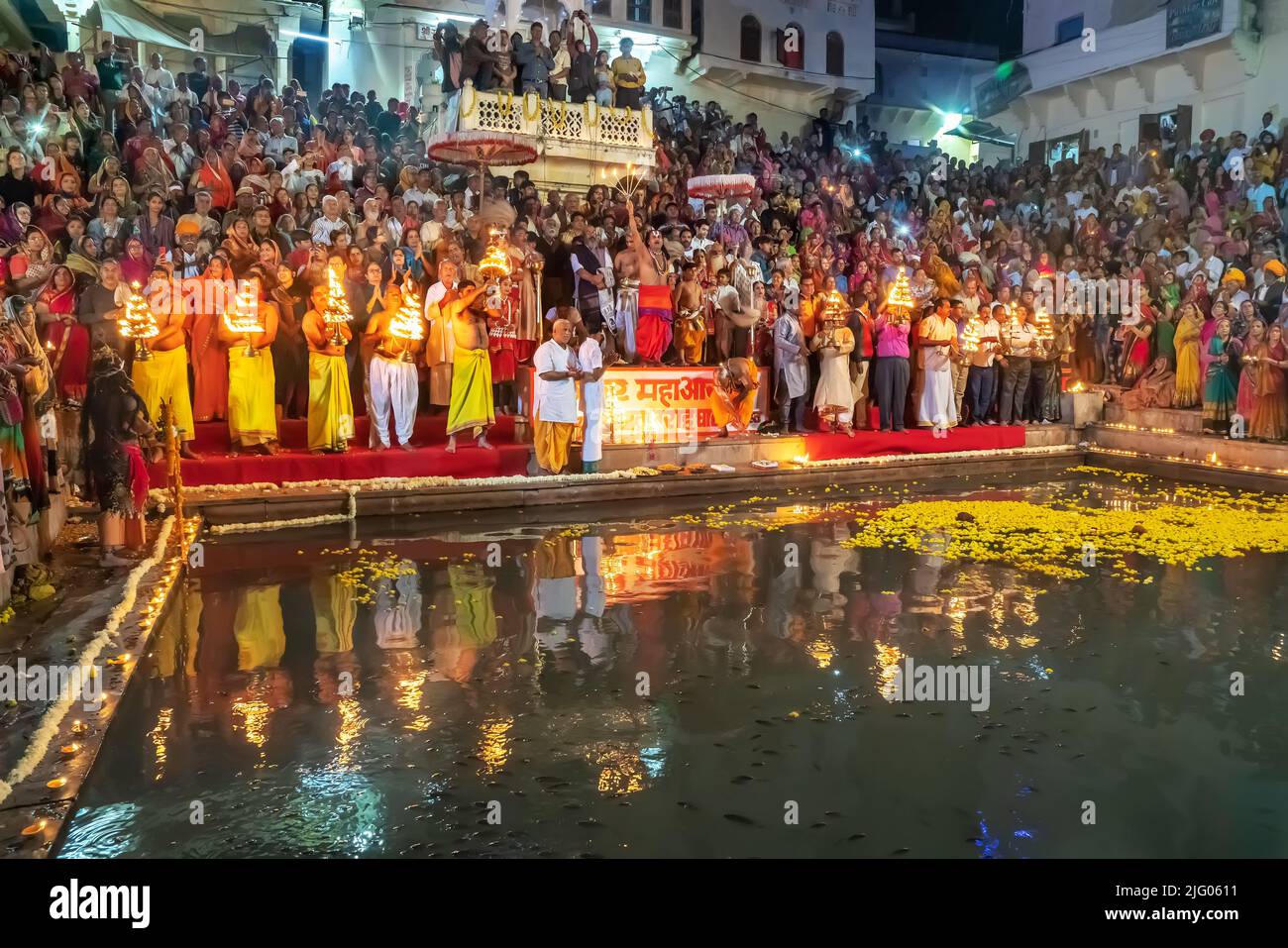 Pushkar ,22,Novembre ,2018 : rifleccazione dei devoti nello stagno che esegue Aarti, rituale di preghiere con lampade a Holy Place Pushkar, Rajasthan, India Foto Stock