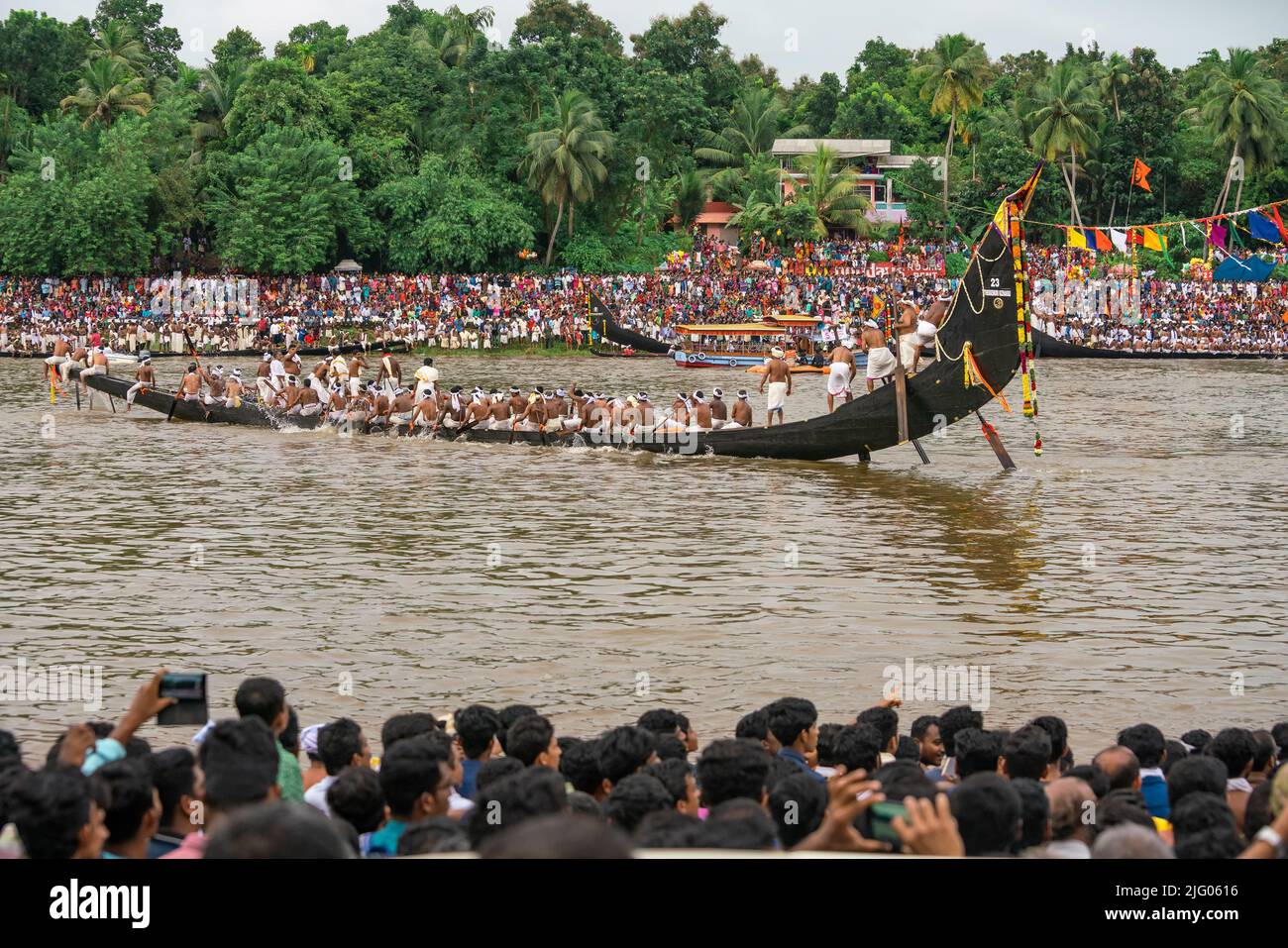 Aranmula ,8 settembre 2017: Spettatori che guardano la corsa annuale in barca Snake nel fiume Pamba in occasione del Festival Onam ad Aranmula, Kerala Foto Stock