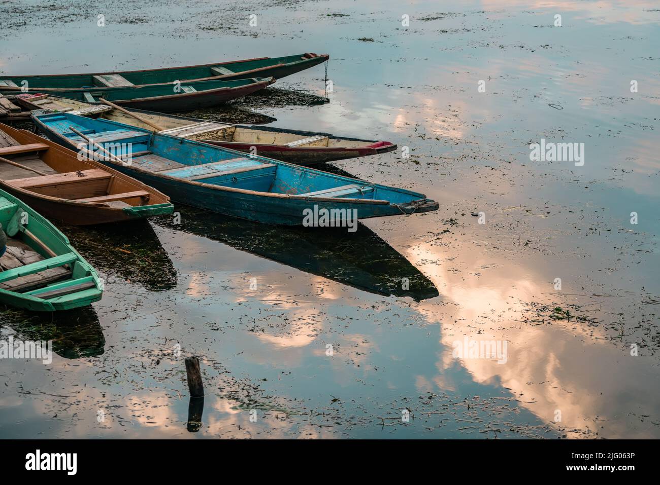 Srinagar ,11, Aprile, 2016; riflessione di barche Shikara colorate con nuvole in dal lago acque Srinagar, Kashmir, India Foto Stock