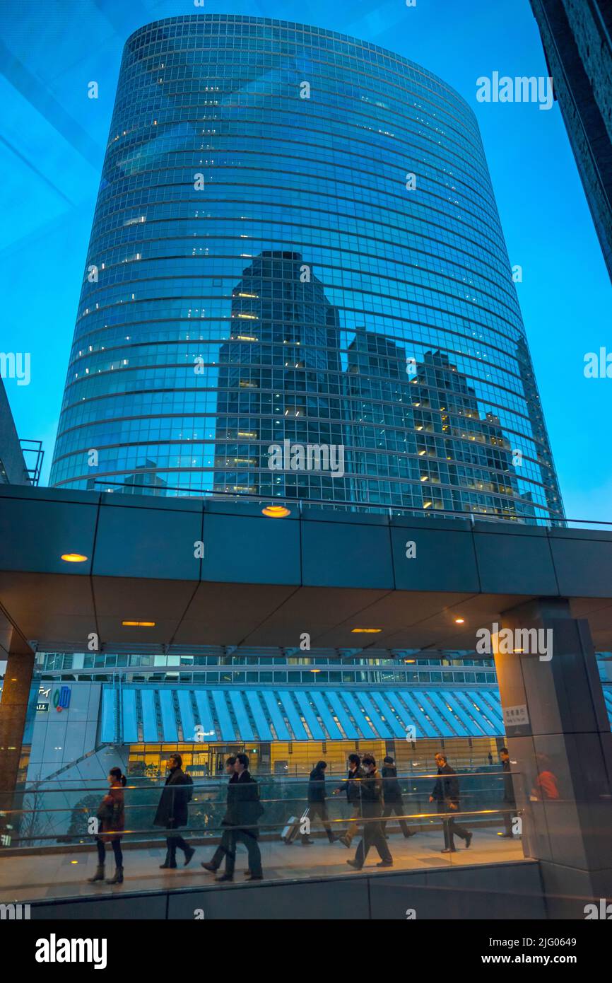 Tokyo ,08, Feb, 2014; vista ad angolo basso di un alto edificio in vetro con Riflessione nell'area commerciale, Tokyo, Giappone Foto Stock
