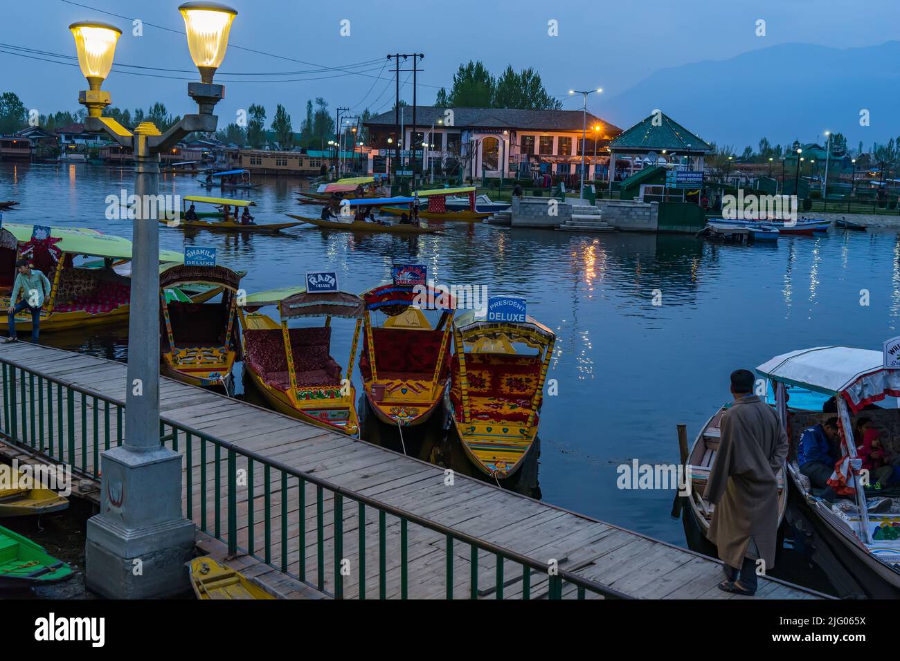 Srinagar ,11,Aprile, 2016; dal Lago in serata con riflessi di barche Shikaras sullo sfondo, Srinagar, Kashmir, India Foto Stock