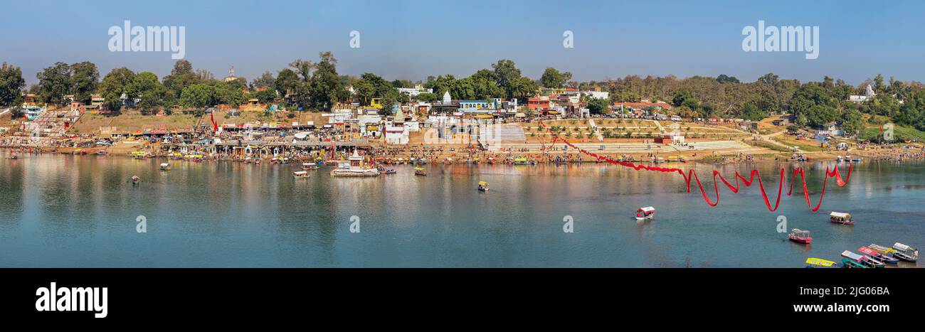 Jabalpur, 26,Gennaio ,2010;Vista panoramica con riflesso di Gwari Ghat sulla riva del fiume Narmada, il giorno di Jayanti, Jabalpur, Madhya Pradesh, India Foto Stock