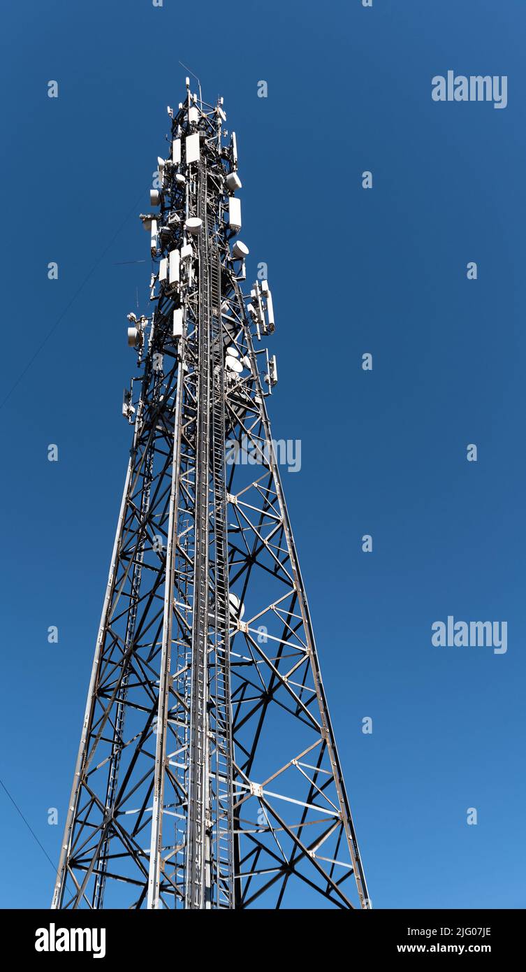 Torretta relè telefono cellulare. Montante in metallo. Struttura in metallo con relè montati. Struttura in acciaio contro il cielo. Foto Stock