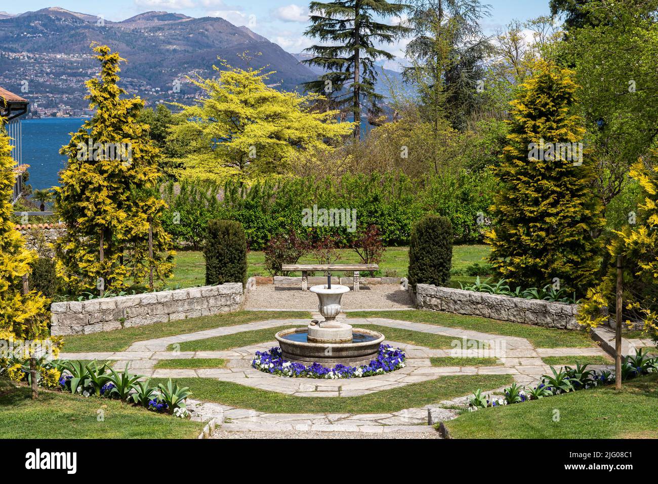 Bel giardino ornamentale di Villa Pallavicino, Stresa, Piemonte, Italia Foto Stock