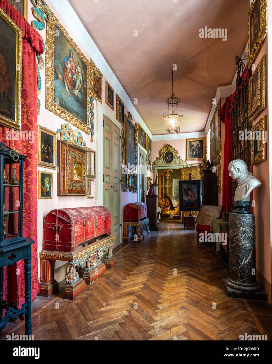 Isola Bella, Stresa, Italy, Apr. 2022 - interni di lusso di Palazzo Borromeo, palazzo in stile barocco costruito nel 17th secolo Foto Stock