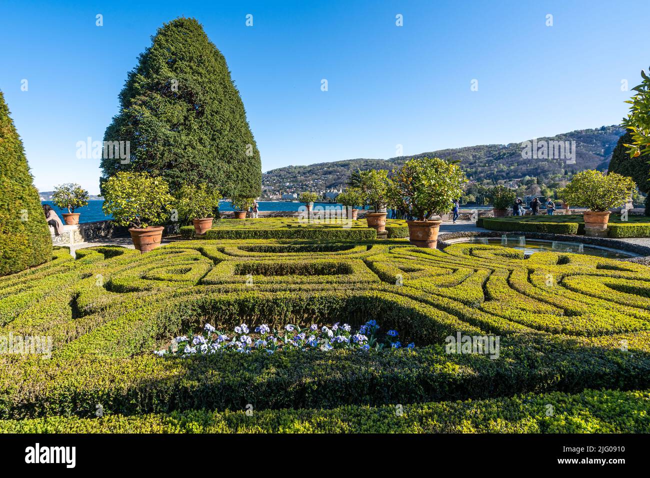 Una terrazza panoramica dei giardini in stile italiano dell'Isola Bella con vista sul Lago maggiore, Stresa, Piemonte, Italia Foto Stock