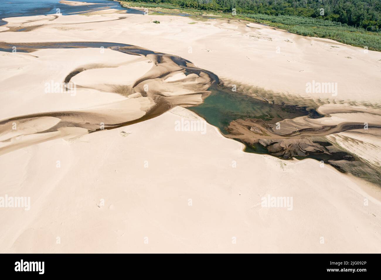 Basso livello d'acqua nel fiume Vistula, effetto della siccità vista dal punto di vista dell'occhio dell'uccello Foto Stock