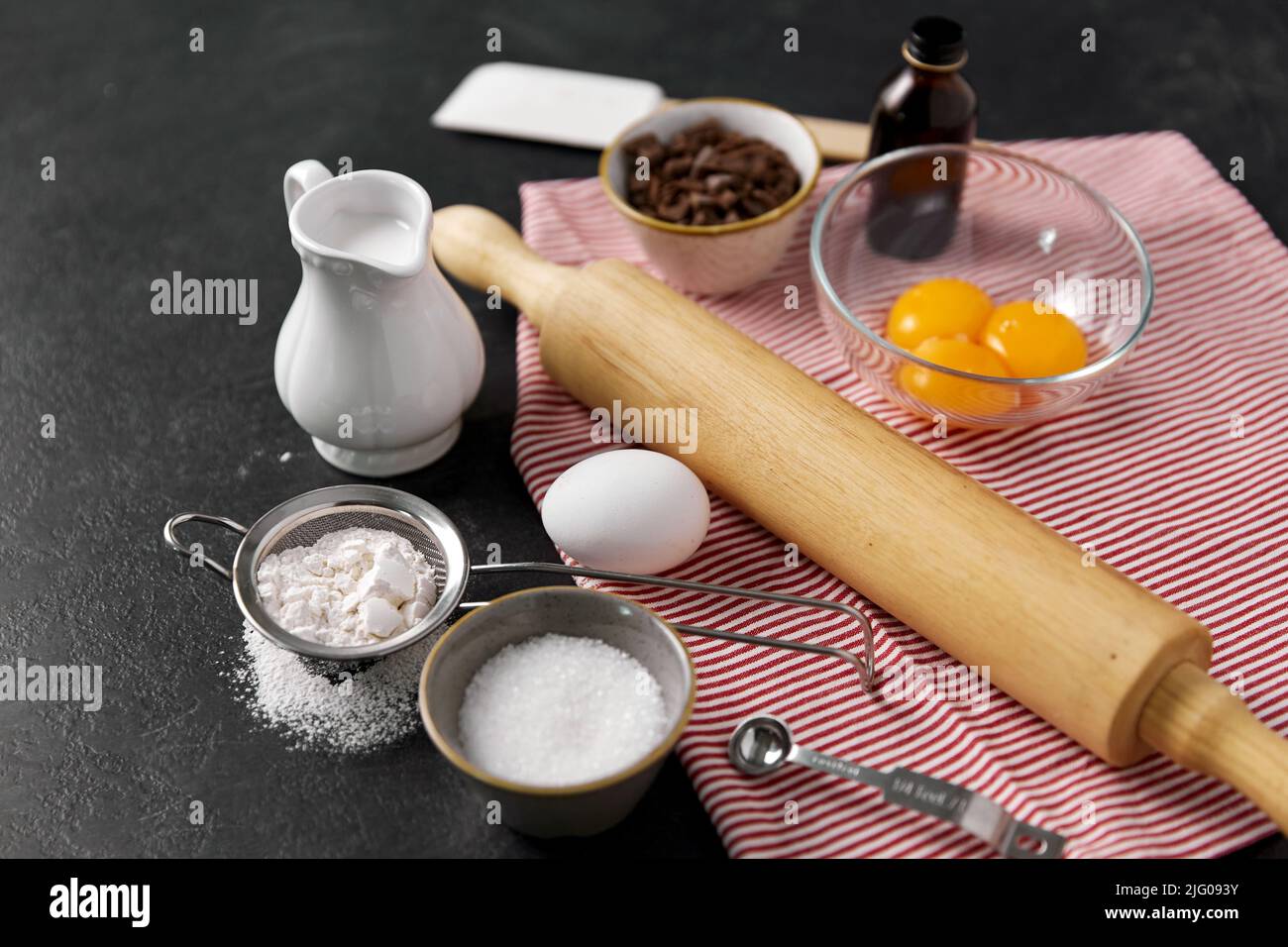 rolling pin, latte, uova, farina e cioccolato Foto Stock