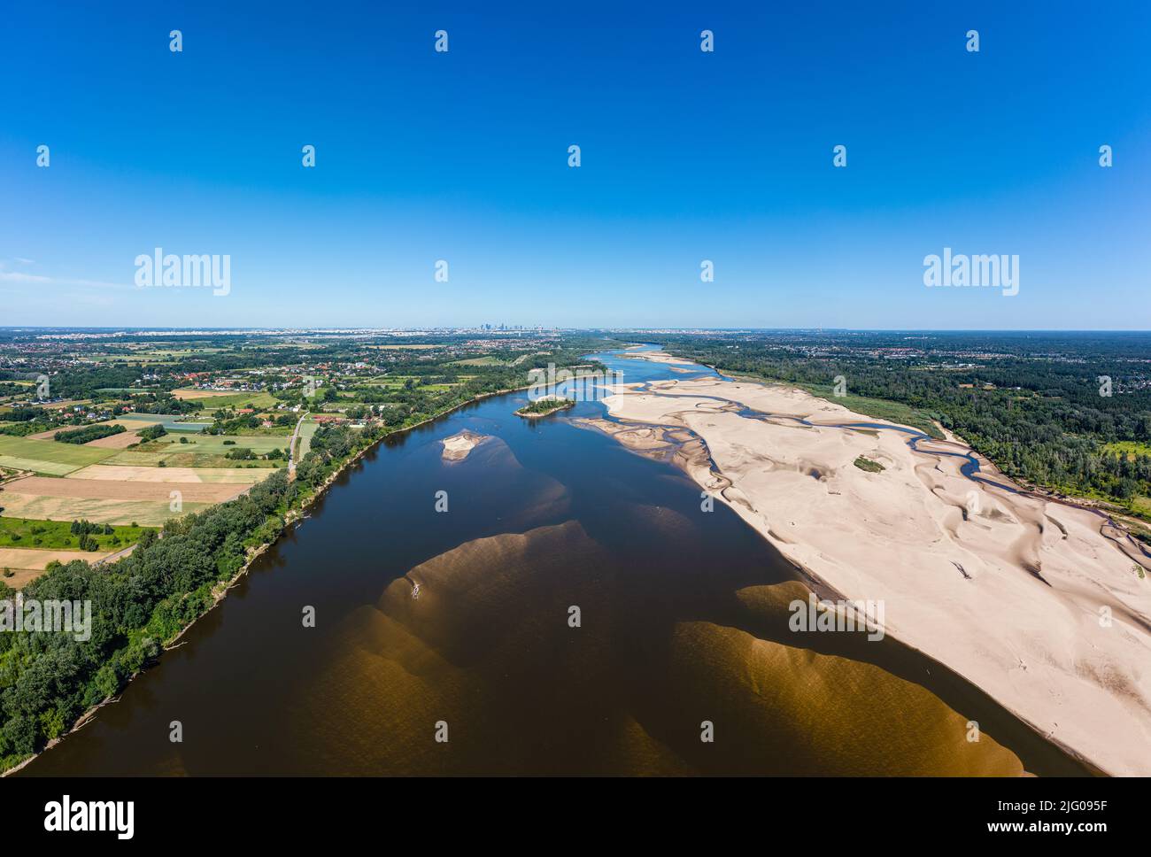 Basso livello d'acqua nel fiume Vistula, effetto della siccità vista dal punto di vista dell'occhio dell'uccello. Città di Varsavia in una distanza. Foto Stock