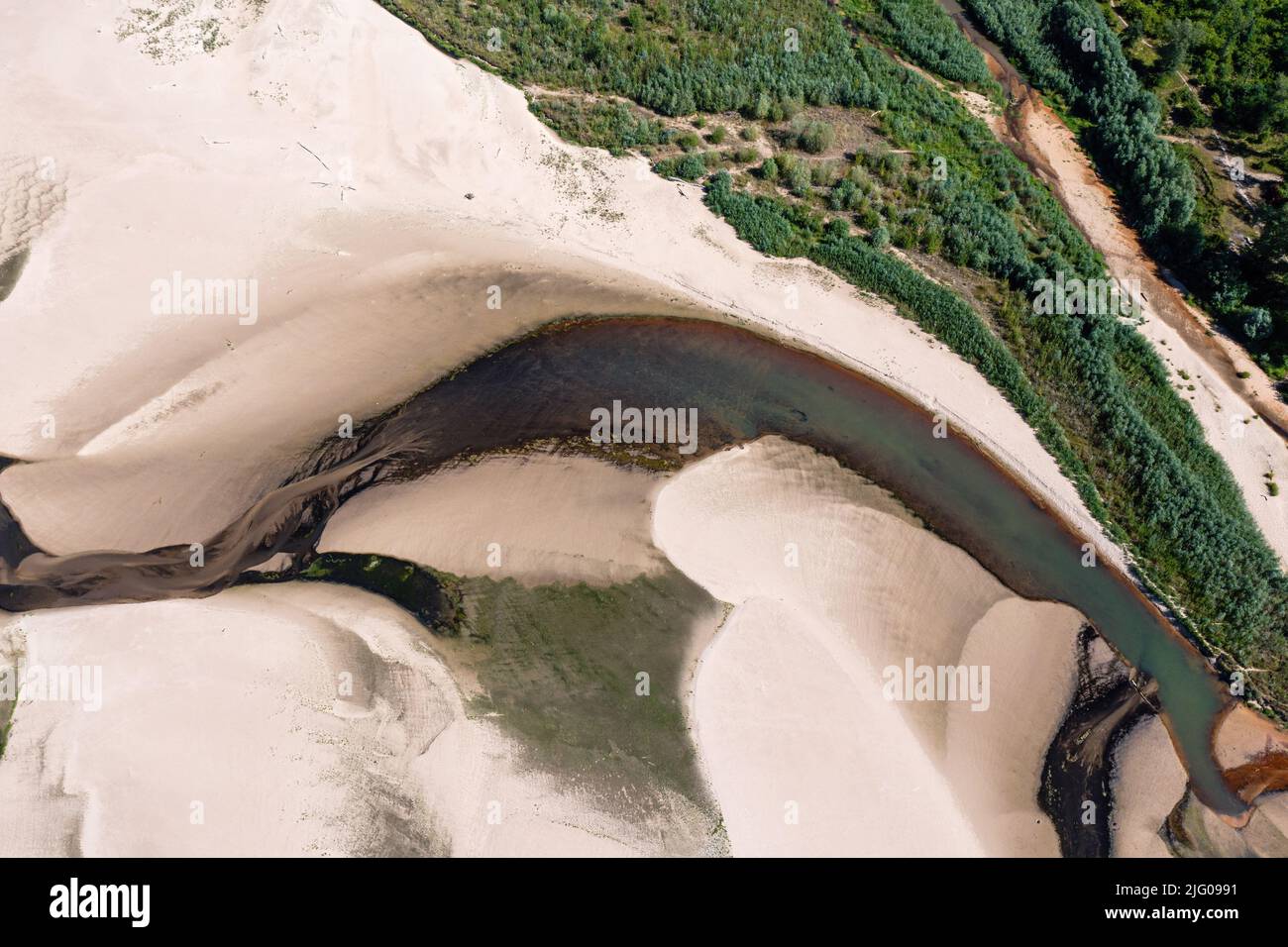 Basso livello d'acqua nel fiume Vistula, effetto della siccità vista dal punto di vista dell'occhio dell'uccello Foto Stock