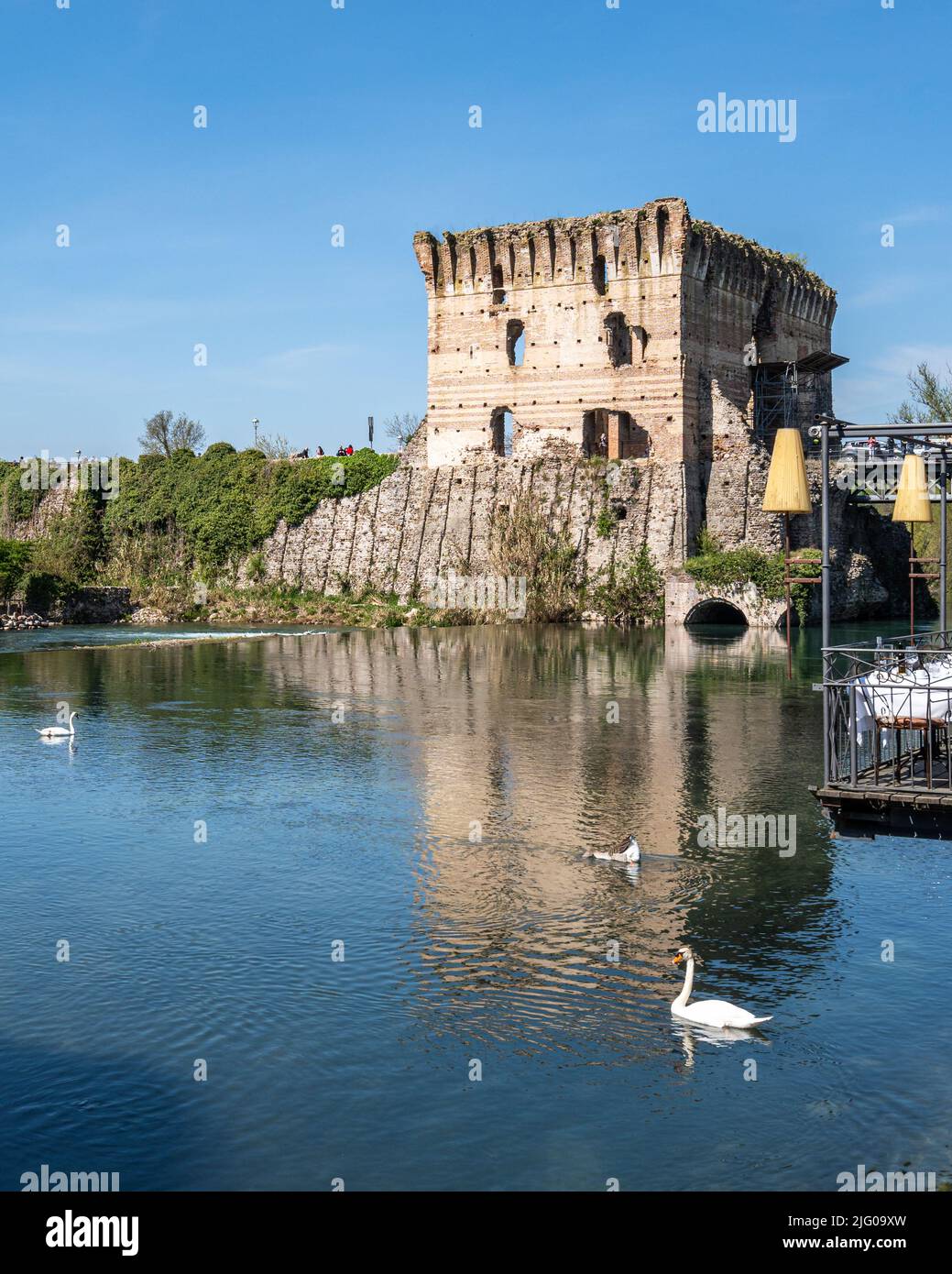 Rovine del ponte Visconti che si riflettono nell'acqua, Borghetto sul Mincio, Veneto, Italia Foto Stock