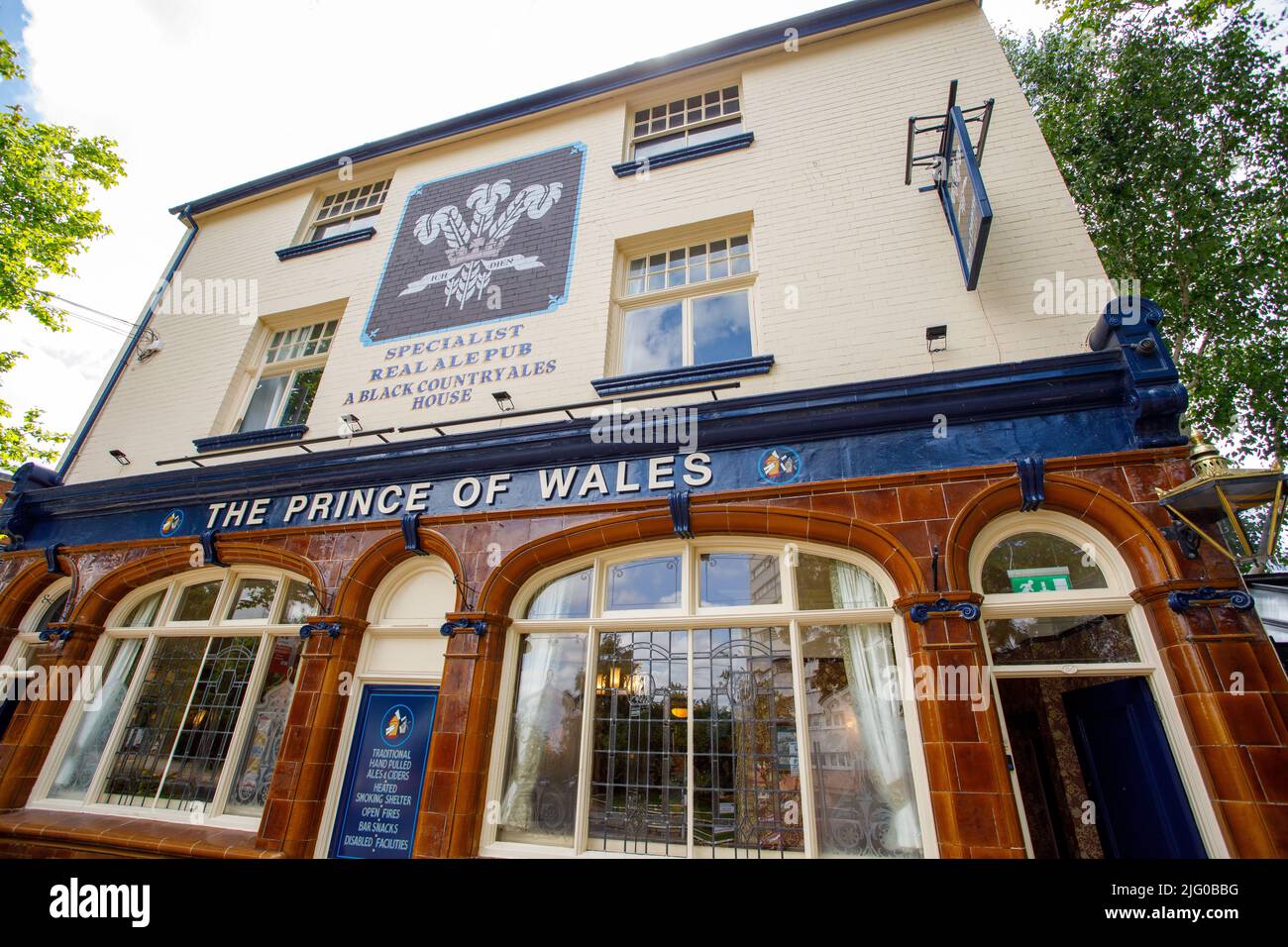 The Prince of Wales Public House in Cambridge Street, Birmingham City Centre. Il pub si trova tra l'ICC e il NIA e vicino al sistema dei canali di Birmingham. E' un pub pieno di carattere ed e' uno dei piu' vecchi pub sopravvissuti a Birmingham. Il pub prende il nome dal teatro Prince of Wales che un tempo si trovava nelle vicinanze. Foto Stock