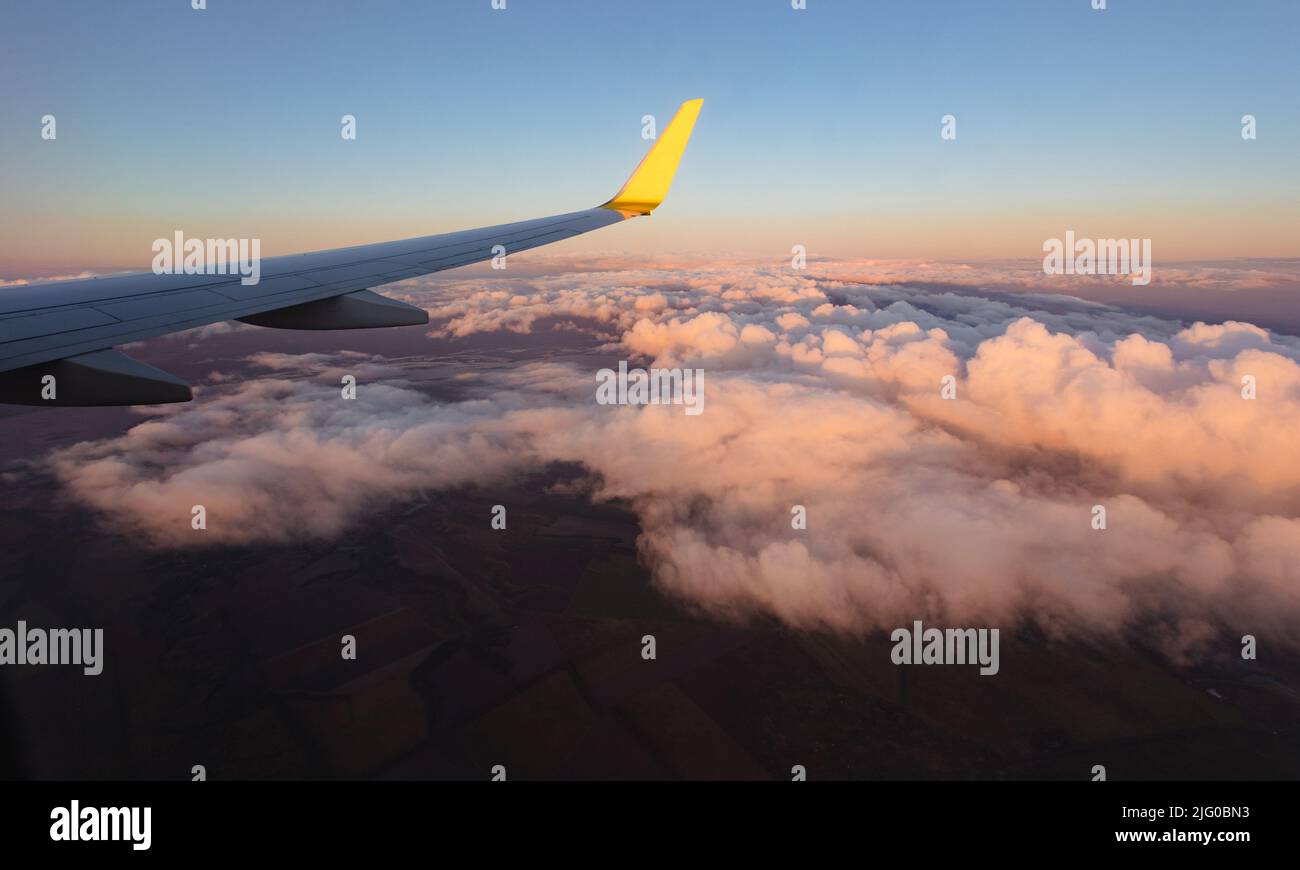 Tramonto mozzafiato dalla finestra dell'aereo durante il volo. Foto Stock