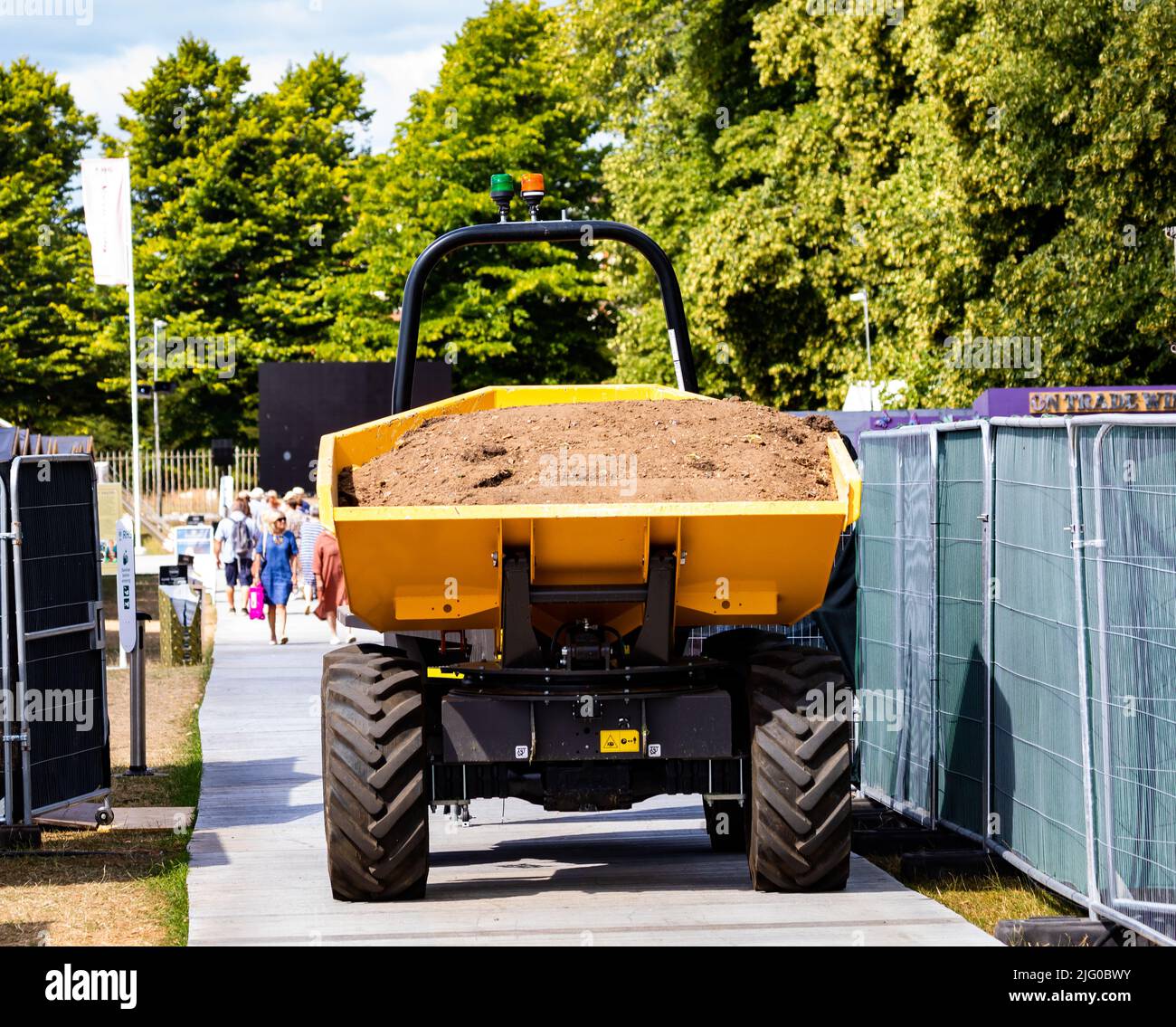 Dumper camion pieno di terreno all'Hampton Court Palace Flower Festival Foto Stock
