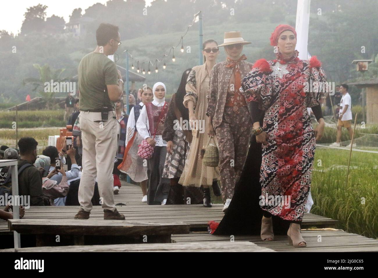 Bogor Fashion Culture passerelle in mezzo ai campi di riso, Bogor City, Indonesia, 5 luglio 2022, promuovere i campi di riso come area turistica Foto Stock