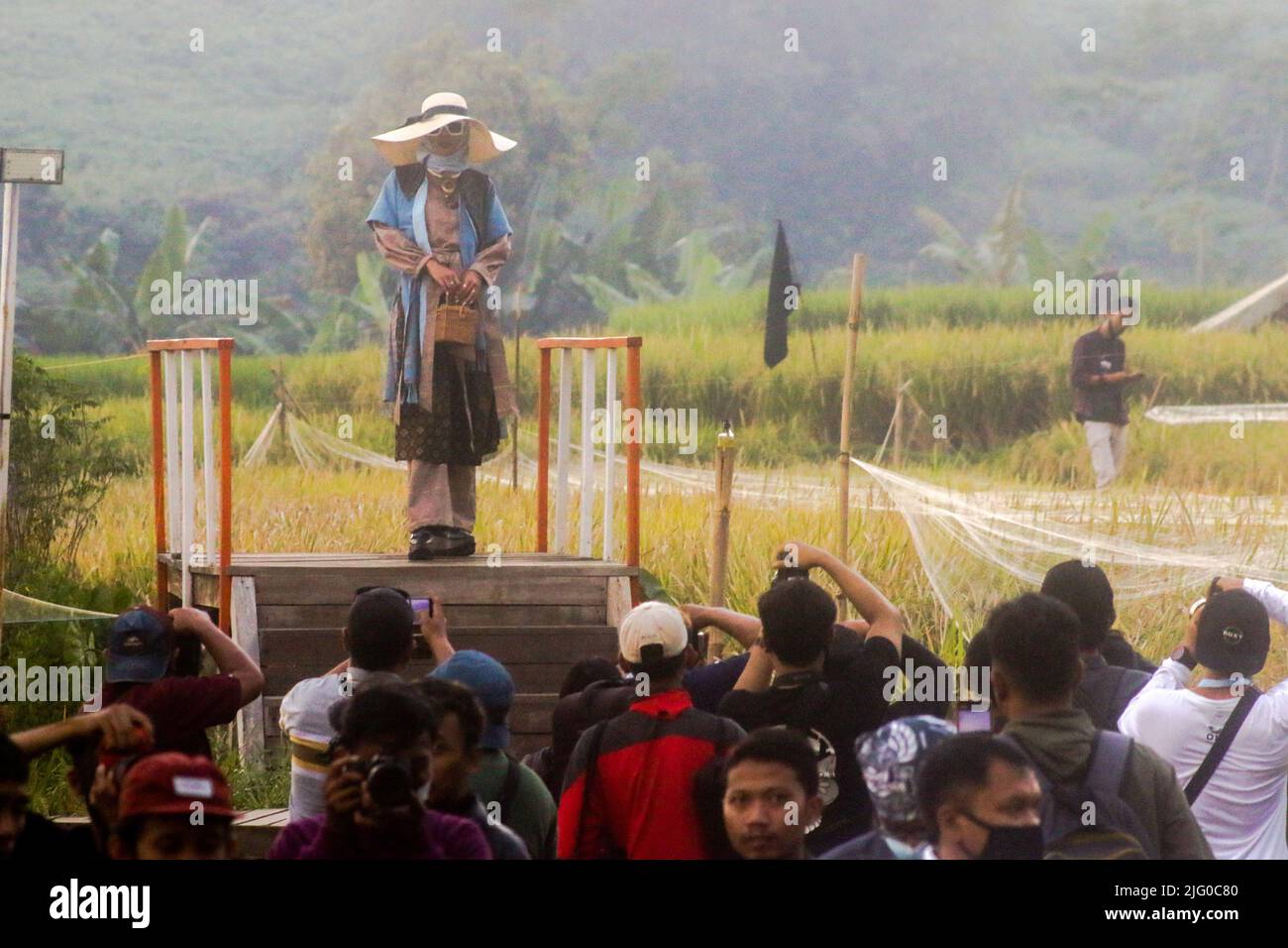 Bogor Fashion Culture passerelle in mezzo ai campi di riso, Bogor City, Indonesia, 5 luglio 2022, promuovere i campi di riso come area turistica Foto Stock