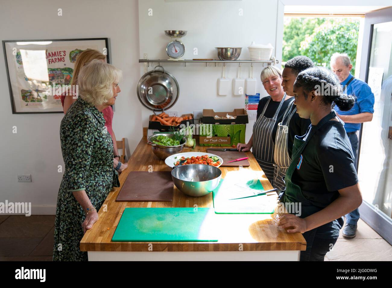 La duchessa di Cornovaglia, Patrona della Jamie's Farm, incontra studenti e personale di cucina durante una visita alla fattoria residenziale nella Wye Valley, Monmouthshire. Data foto: Mercoledì 6 luglio 2022. Foto Stock