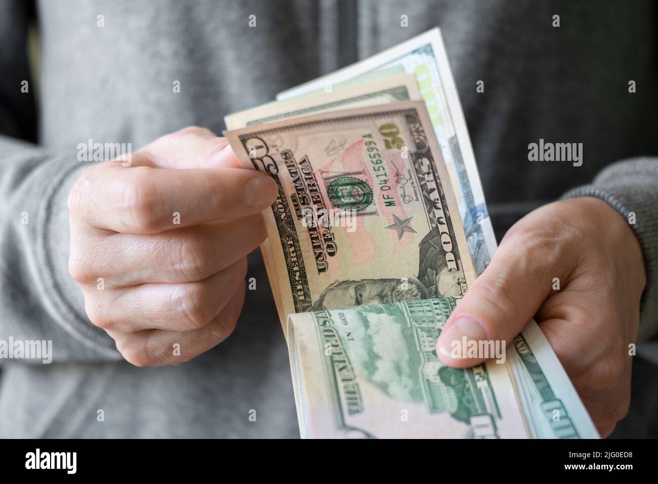 Le fatture bianche del dollaro del conteggio femminile degli Stati Uniti nelle sue mani Foto Stock